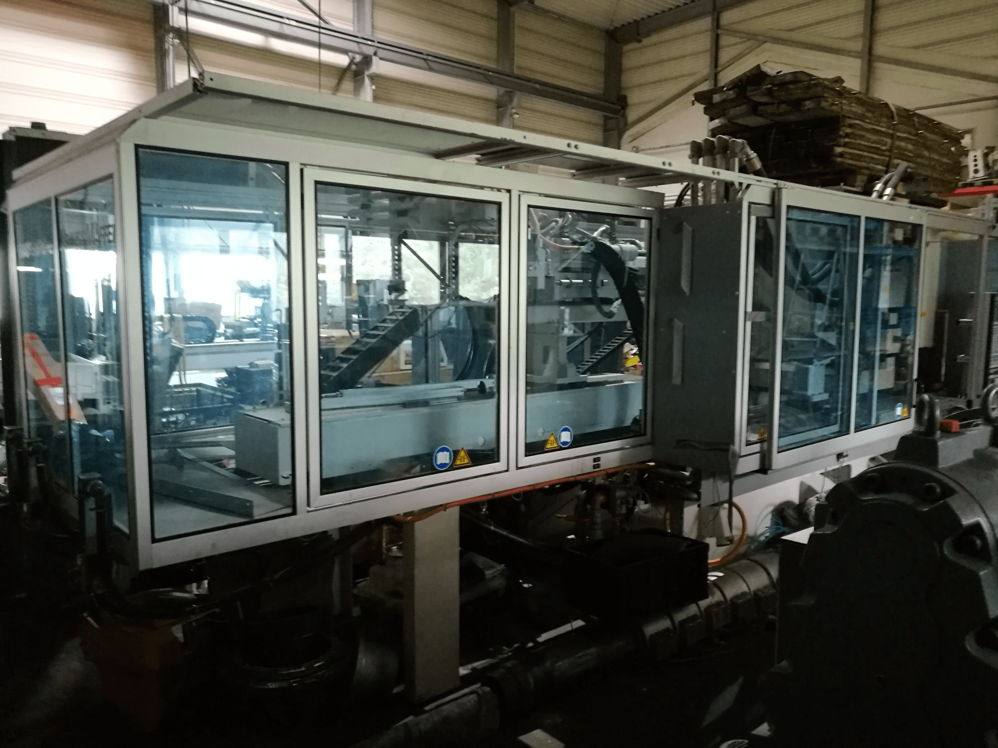 Čelní pohled na Krauss Maffei 280-700-700 C3 Twin stroj