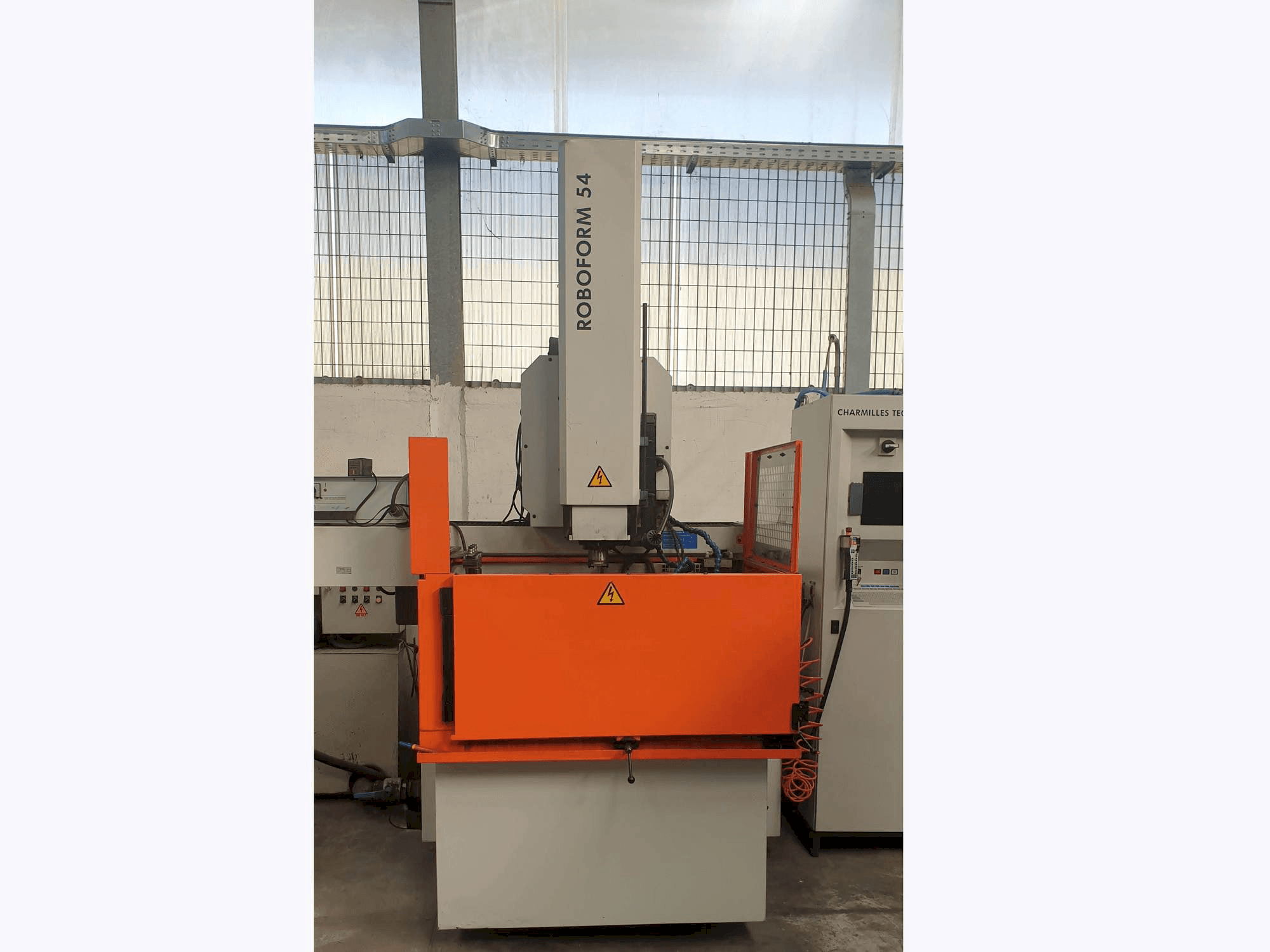 Čelní pohled na CHARMILLES ROBOFORM 54 stroj