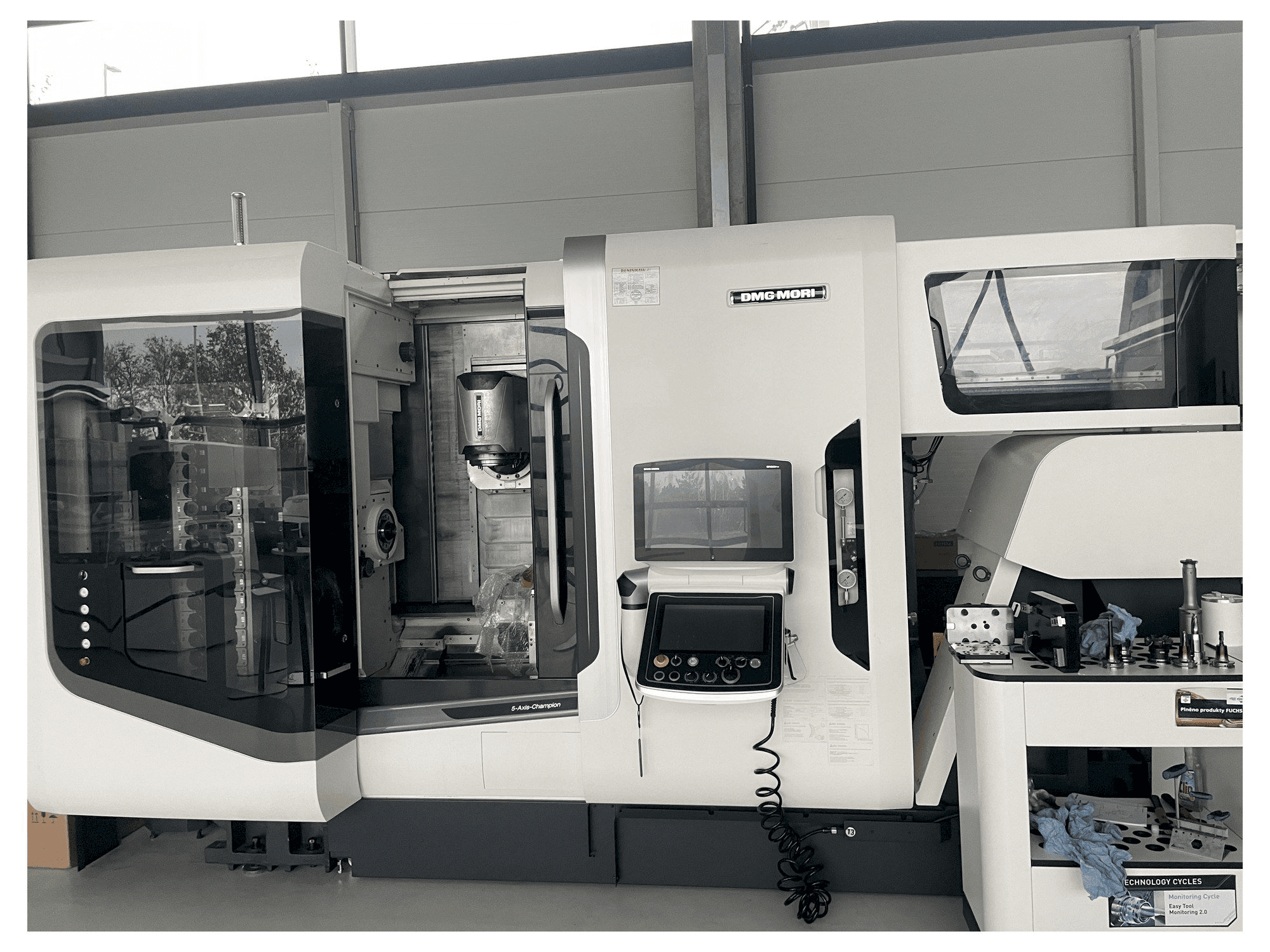 Čelní pohled na DMG MORI NTX 1000 stroj