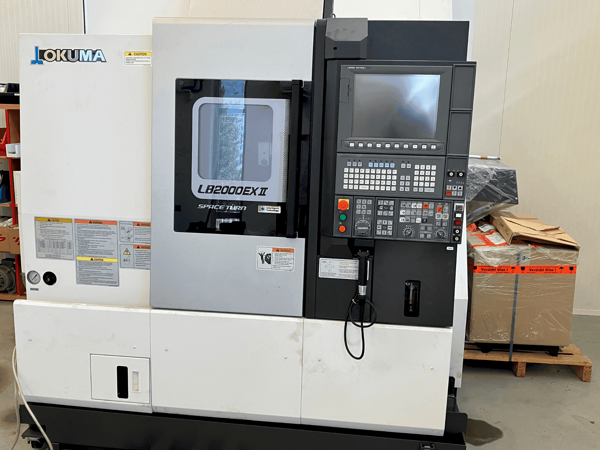 Čelní pohled na Okuma LB2000 EX II (2018) stroj