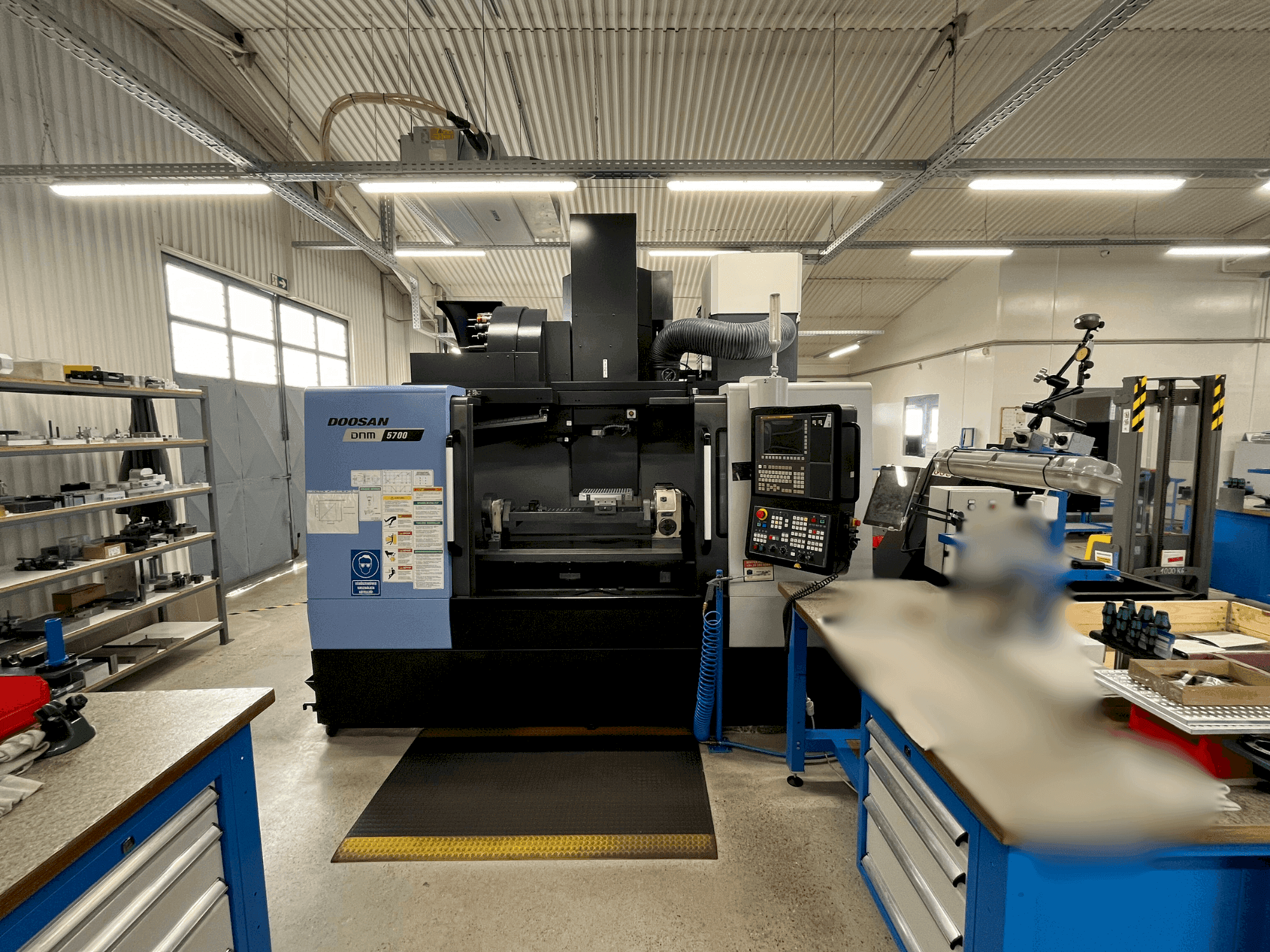 Čelní pohled na DOOSAN DNM 5700 stroj