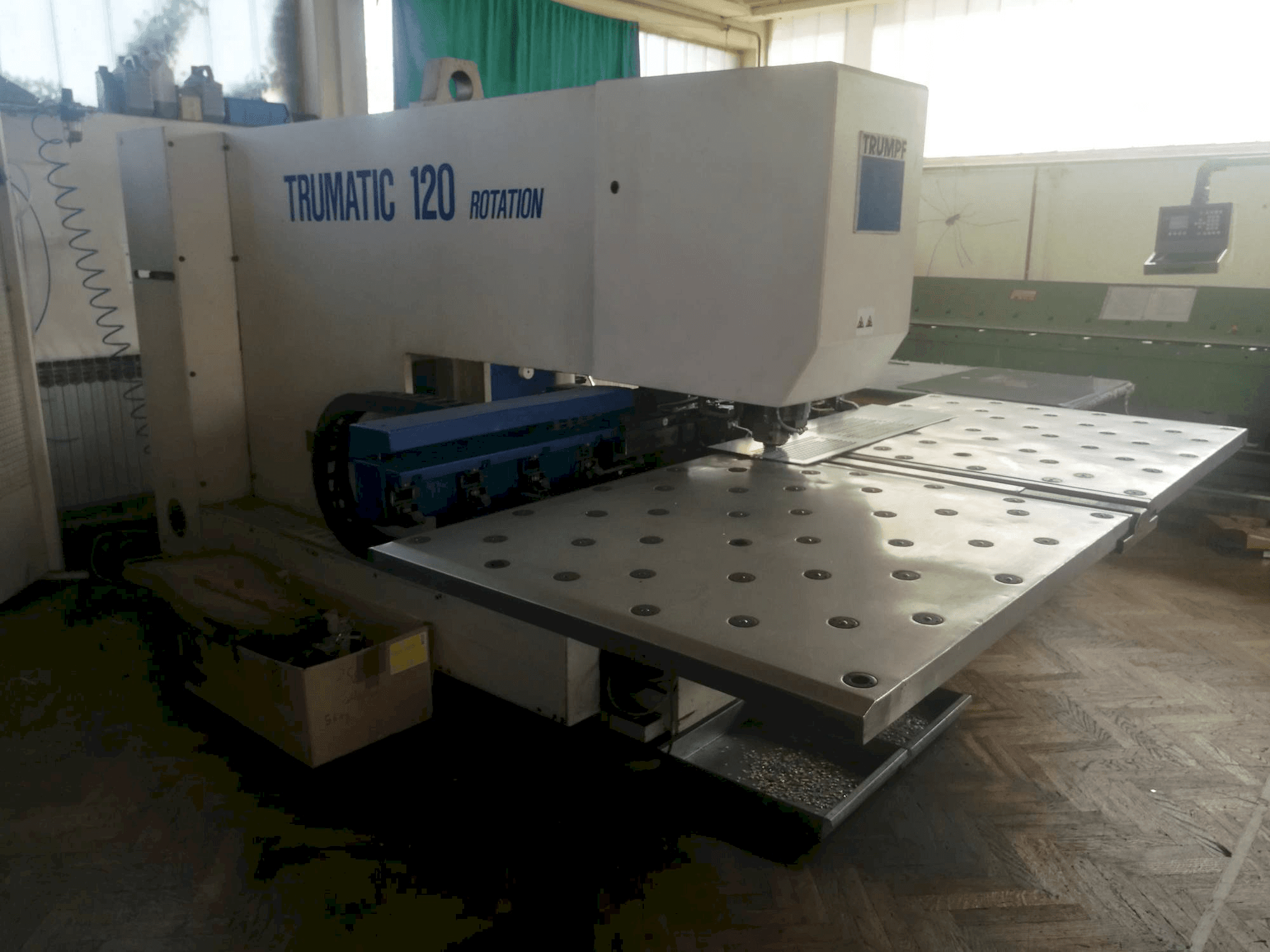 Čelní pohled na Trumpf Trumatic 120R stroj