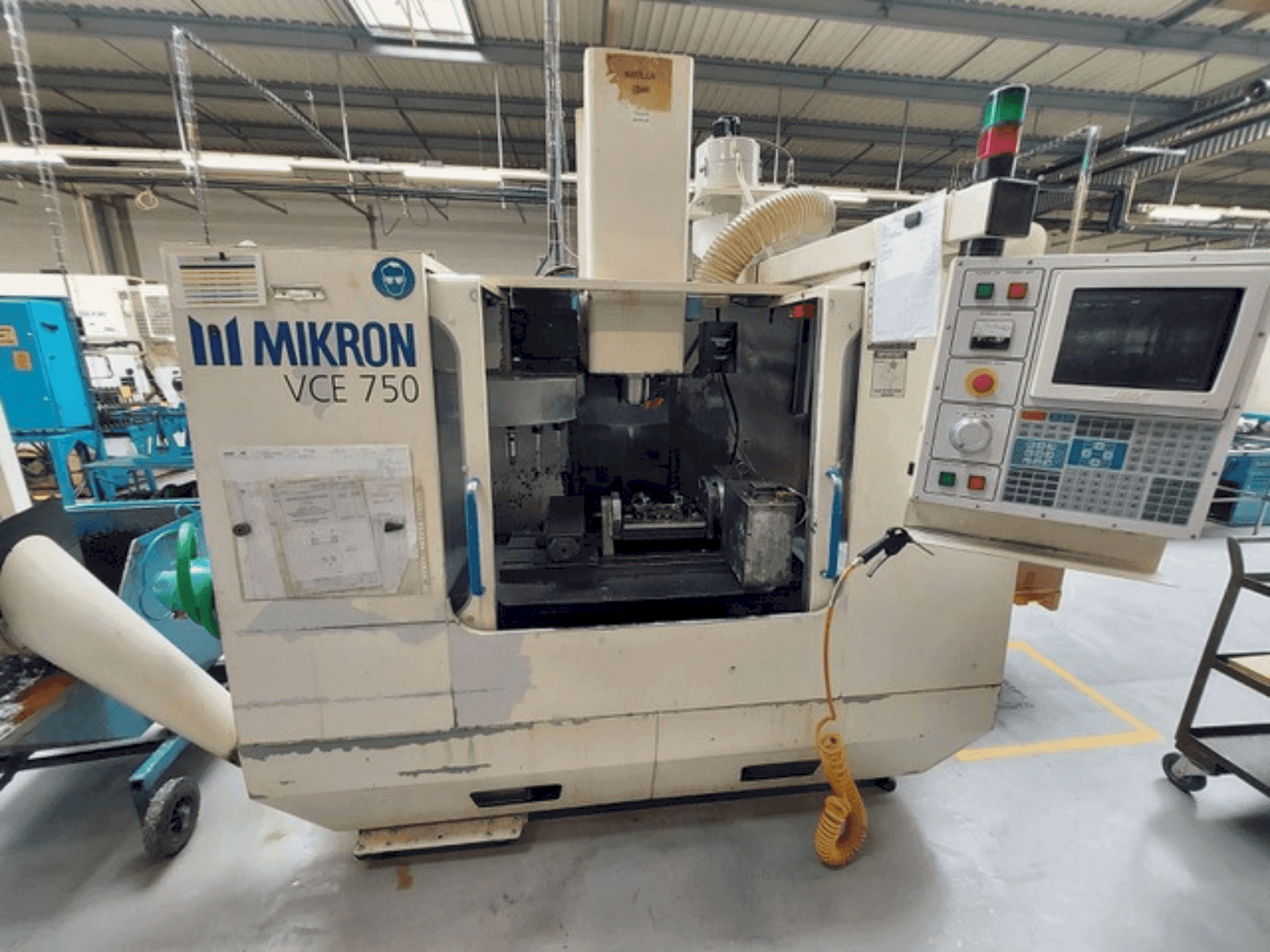 Čelní pohled na HAAS MIKRON VCE 750 stroj