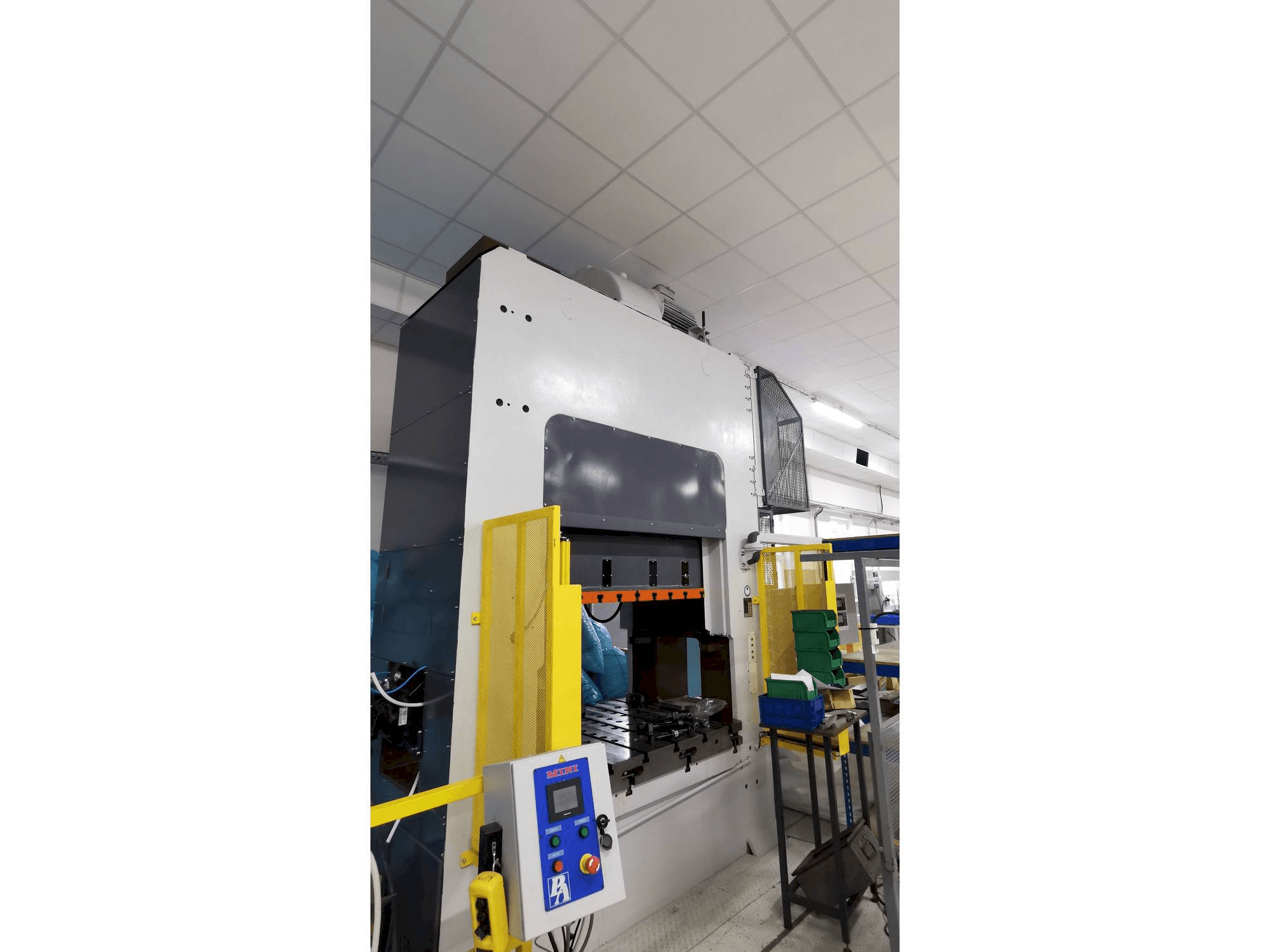 Čelní pohled na SMERAL LKT 250D stroj