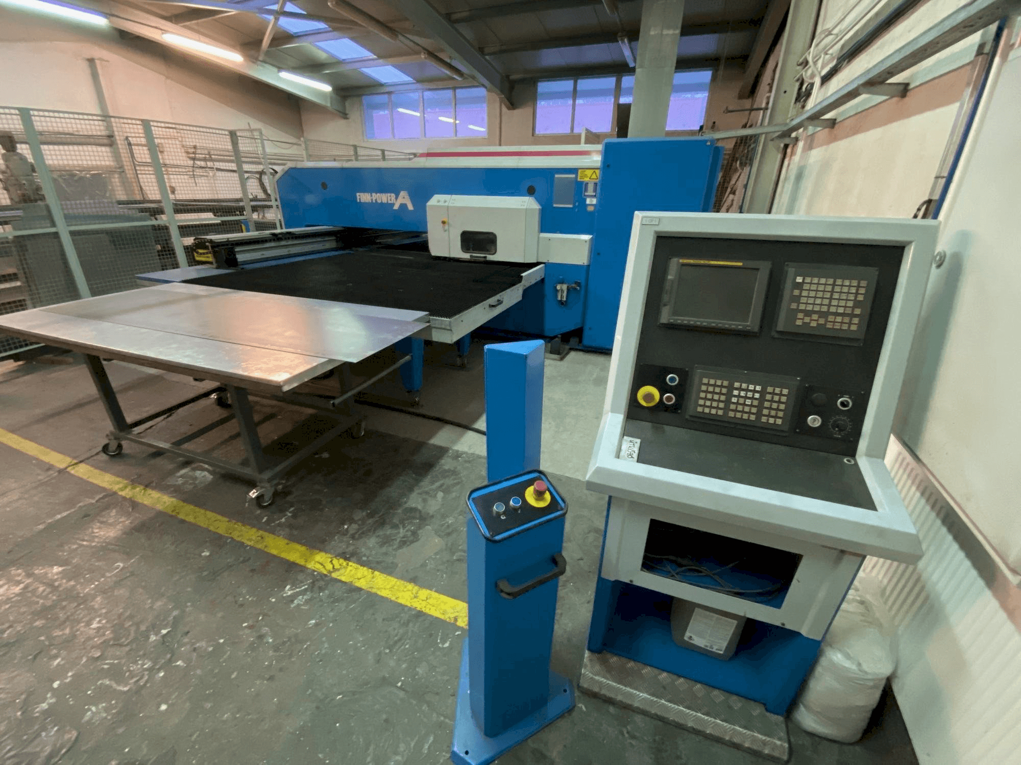 Čelní pohled na Finn-Power A 5 F stroj