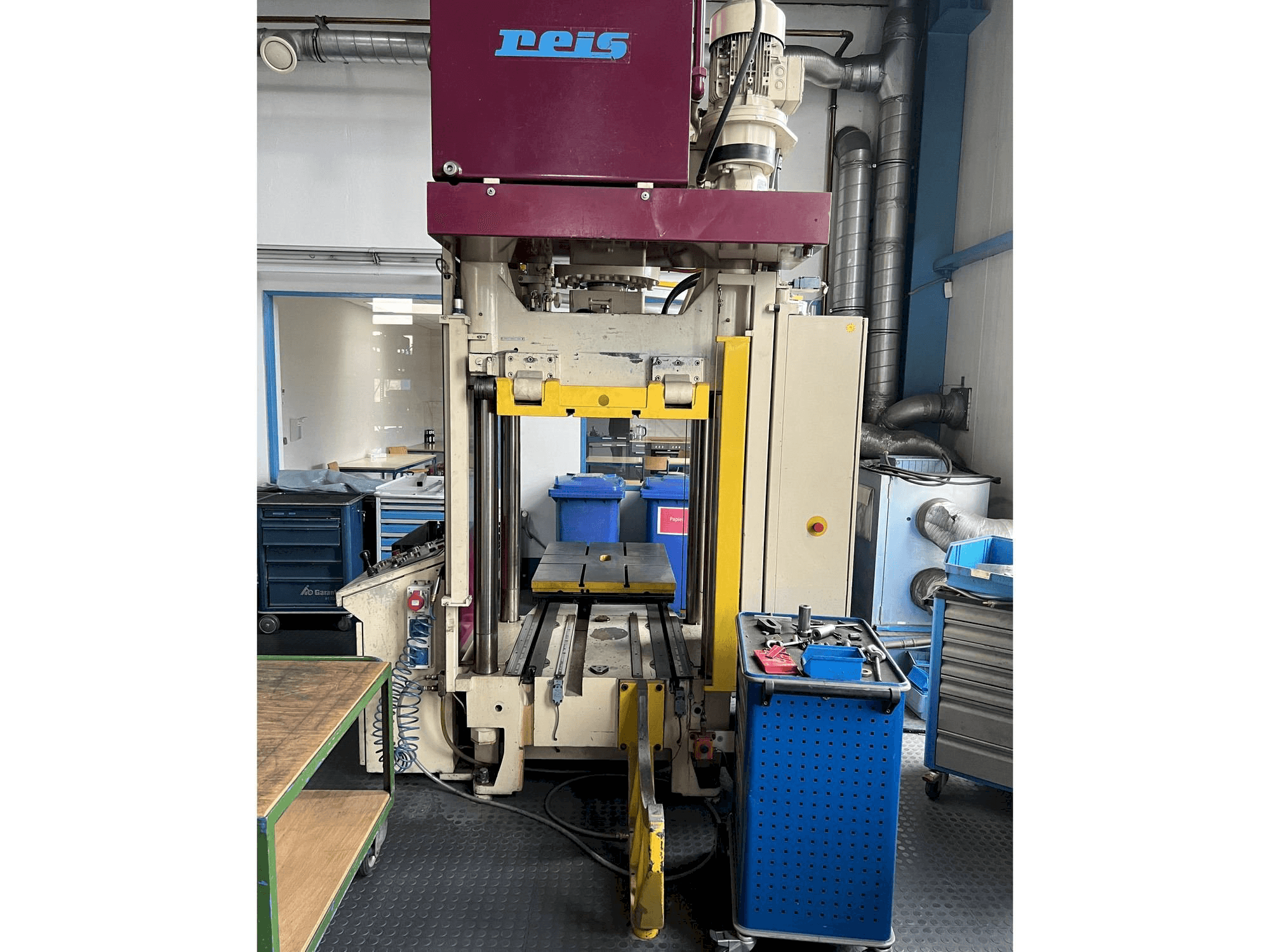 Čelní pohled na Reis Tus 80-100 stroj