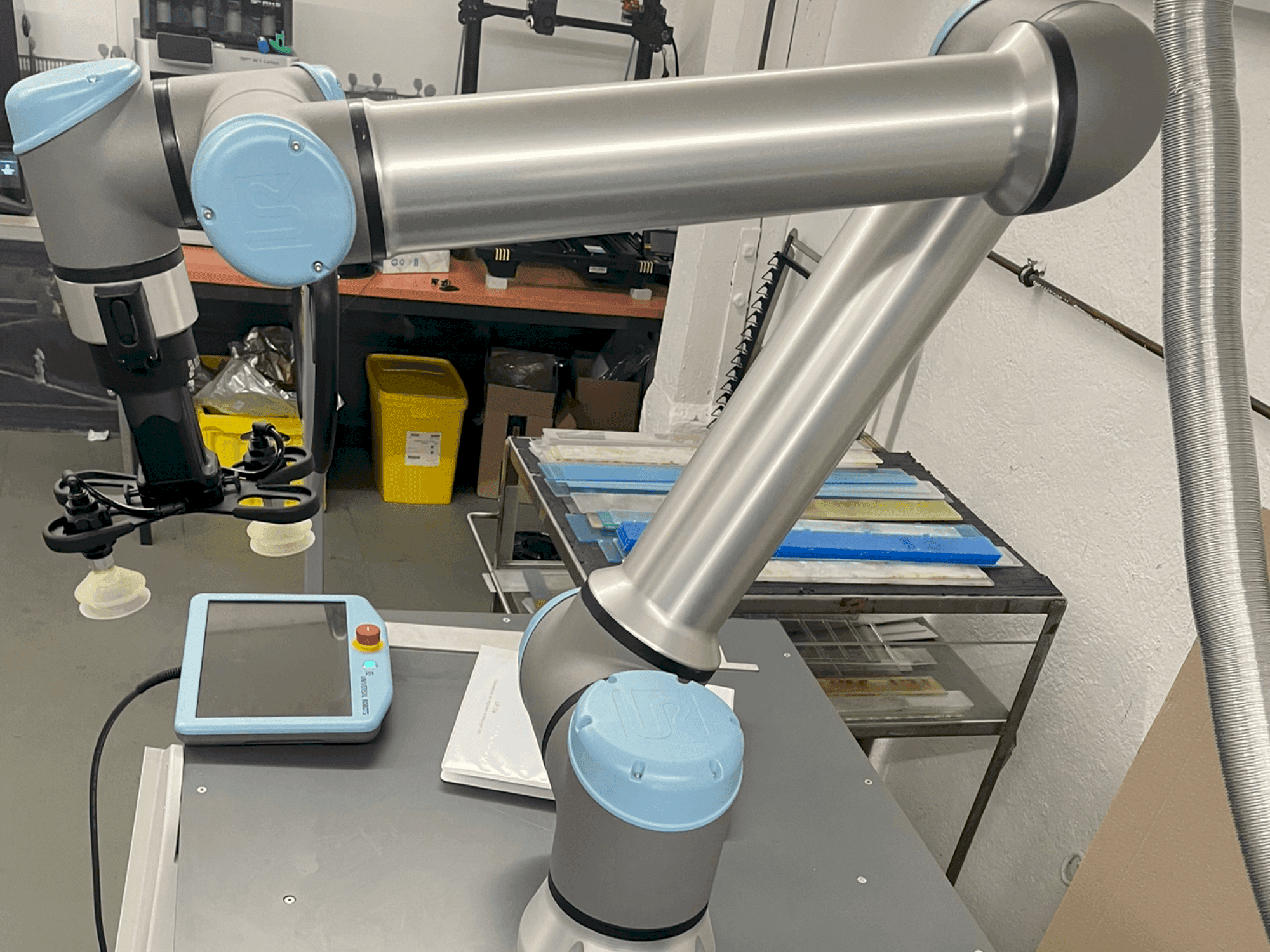 Čelní pohled na Universal Robots UR10 stroj