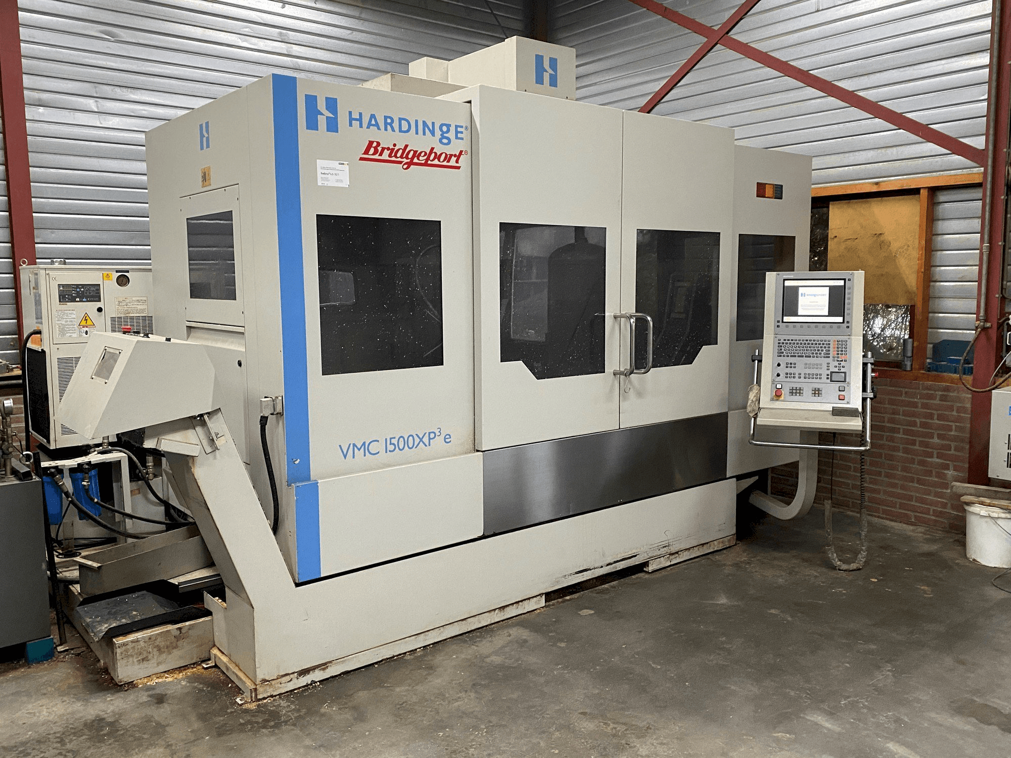 Čelní pohled na Bridgeport VMC 1500XP stroj