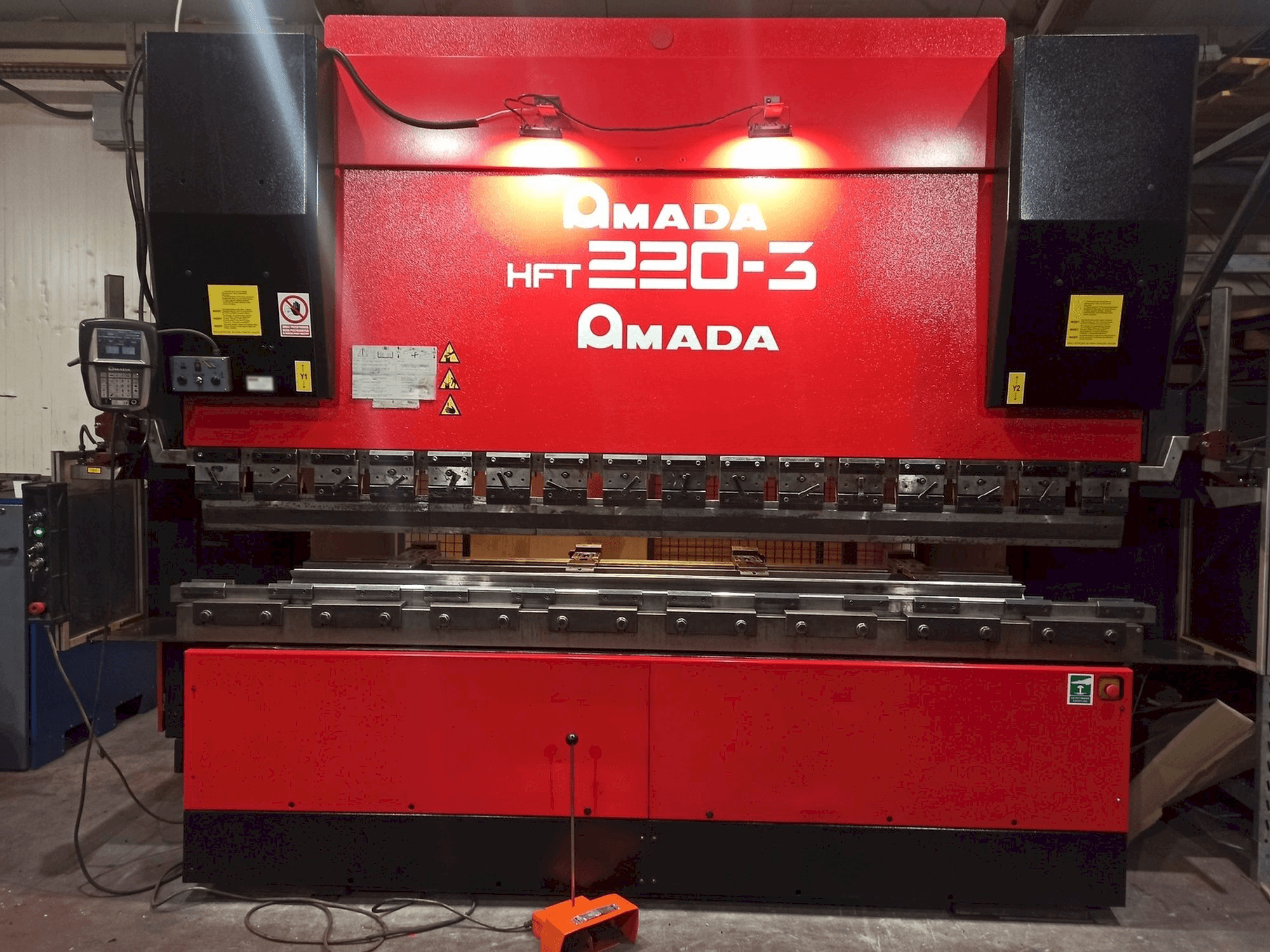 Čelní pohled na AMADA HFT 220-3 stroj