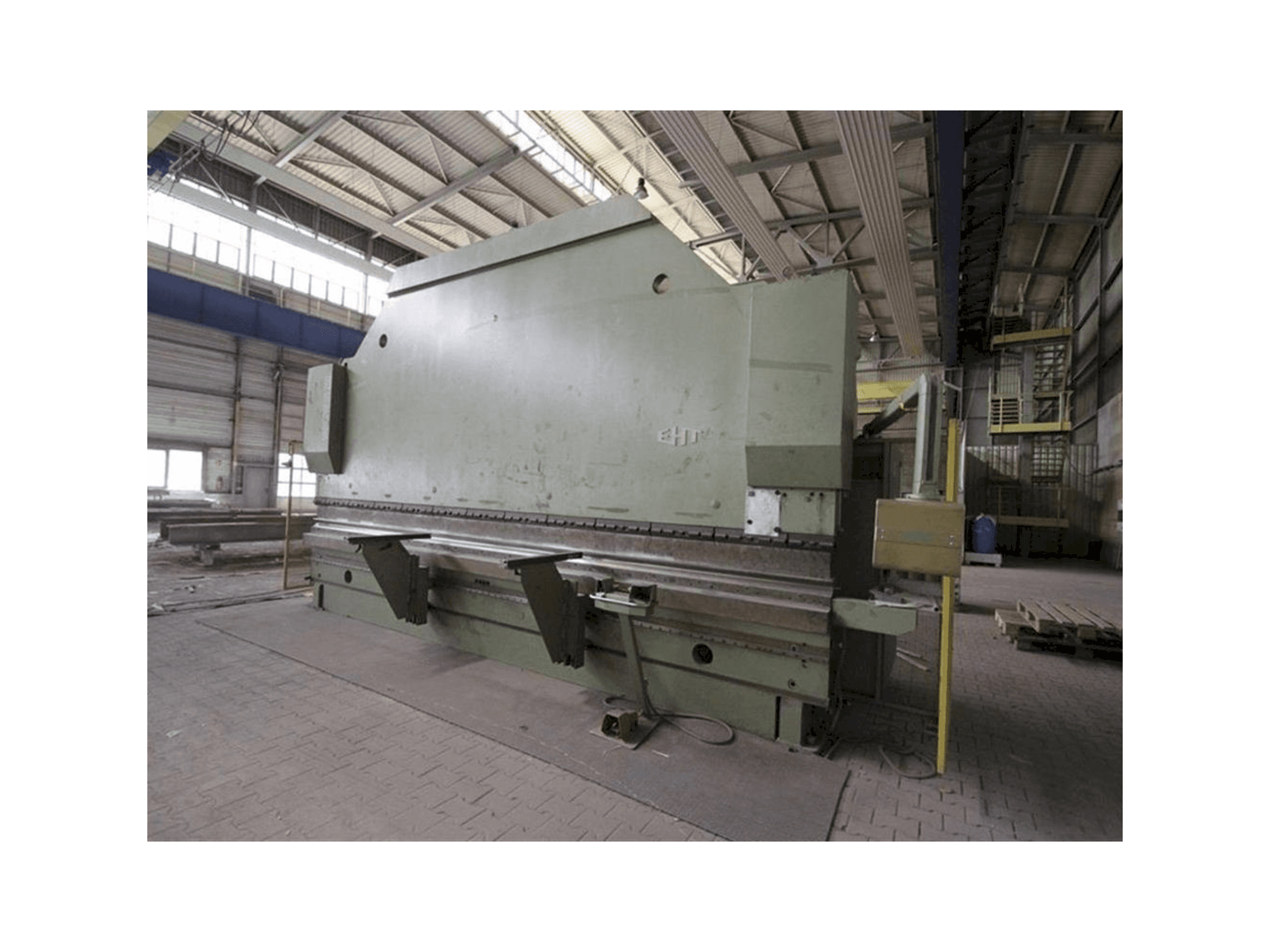 Pravý boční pohled na EHT Variopress 250 60 stroj