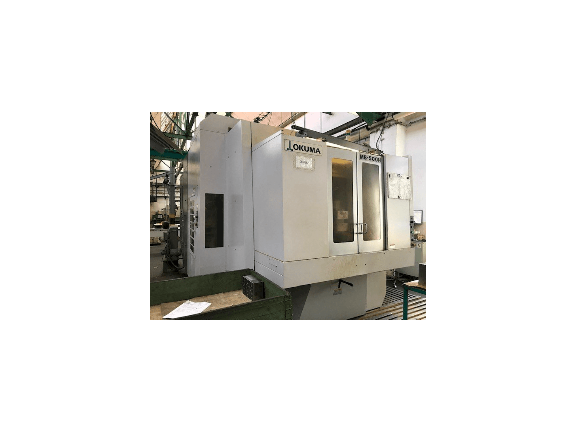 Čelní pohled na Okuma MB-500H stroj