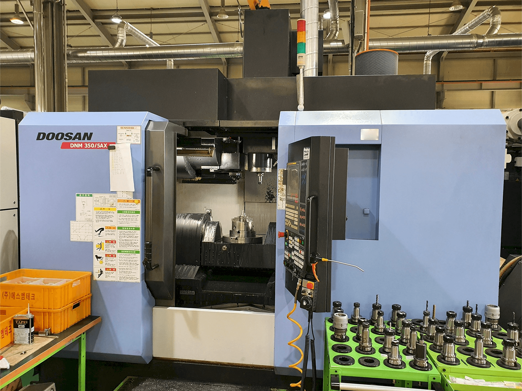 Čelní pohled na Doosan DNM350/5AX stroj