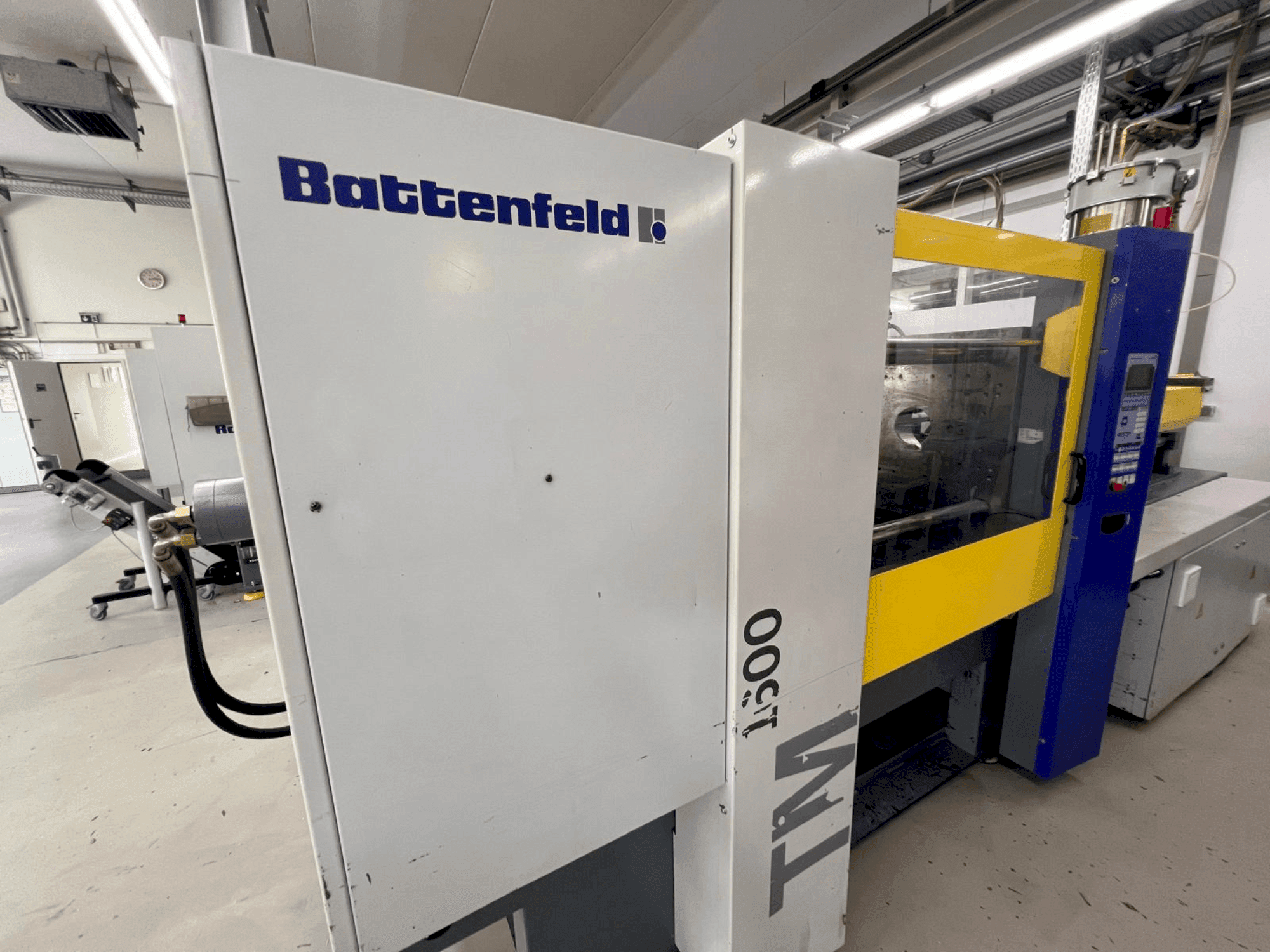 Čelní pohled na Battenfeld TM 1600/1000 stroj