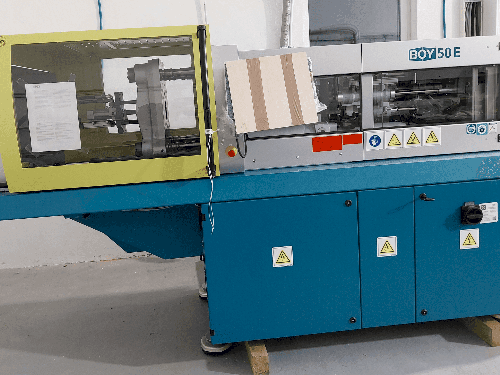 Čelní pohled na BOY 50 E stroj