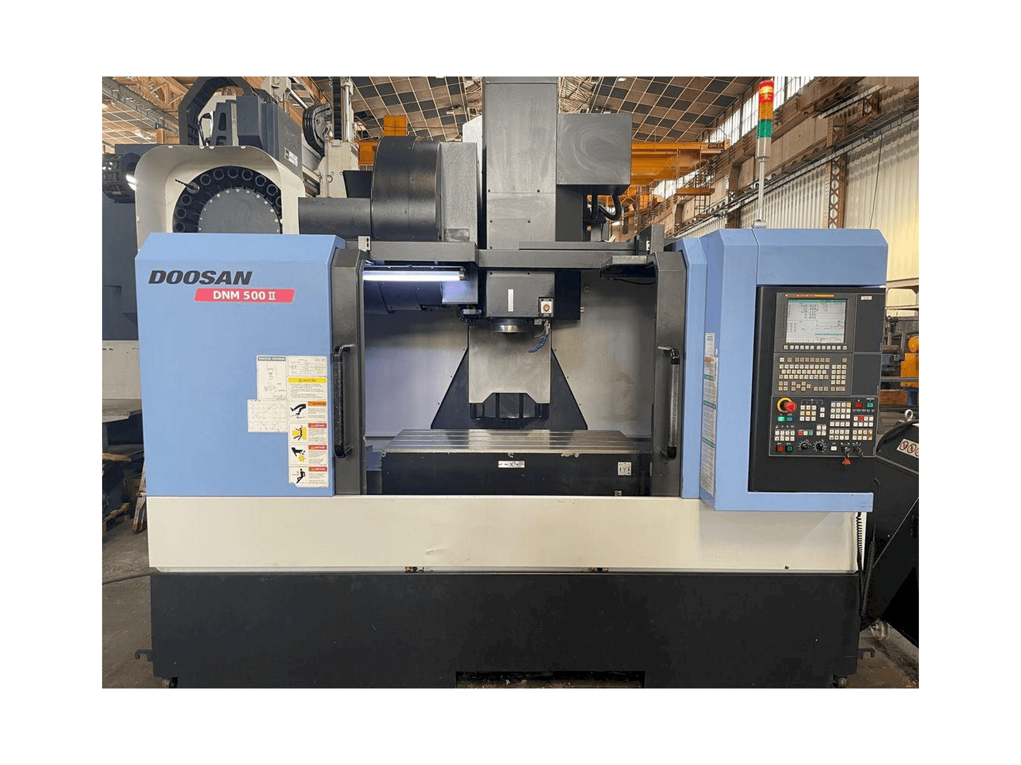 Čelní pohled na Doosan MYNX DNM 500 II stroj