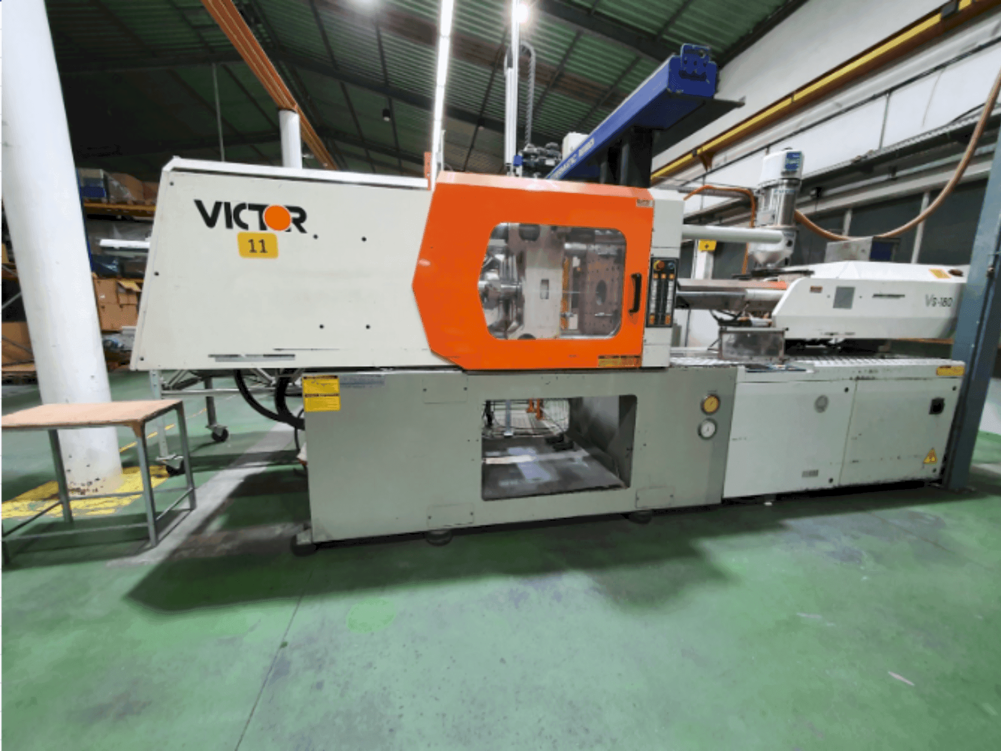 Čelní pohled na Victor VS180 stroj