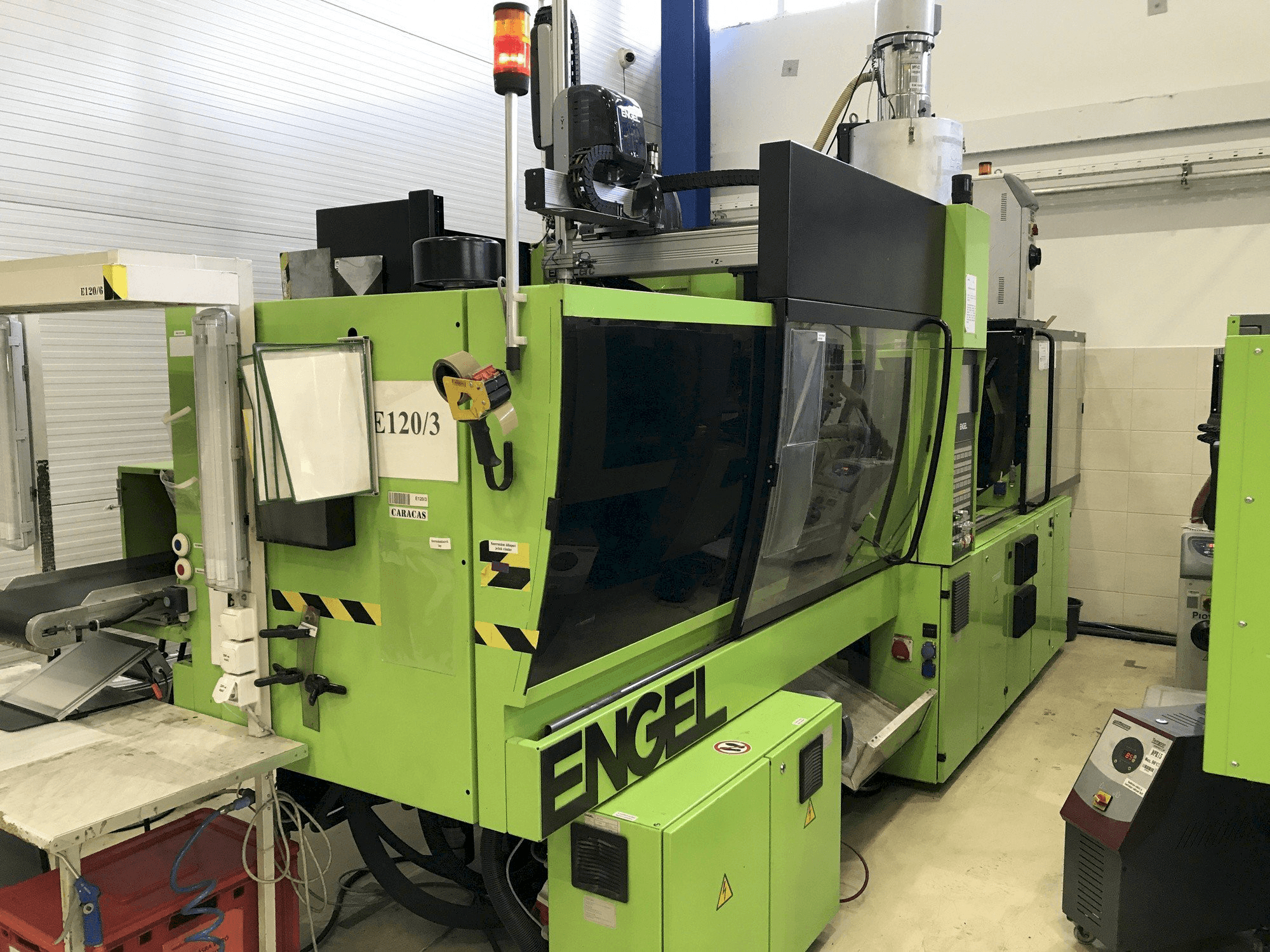 Čelní pohled na ENGEL VC 310/120 Electric stroj