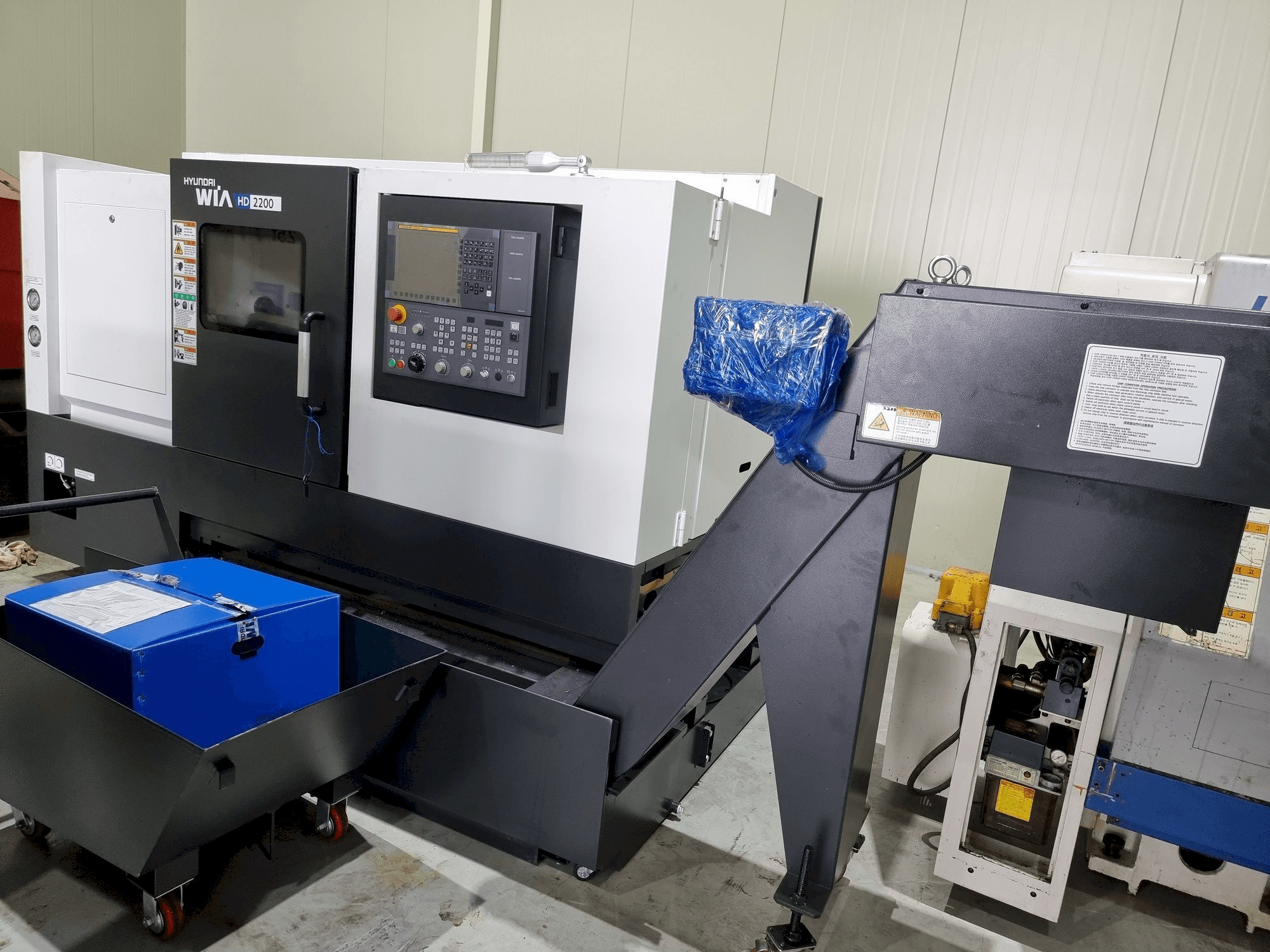 Čelní pohled na Hyundai Wia HD2200 stroj