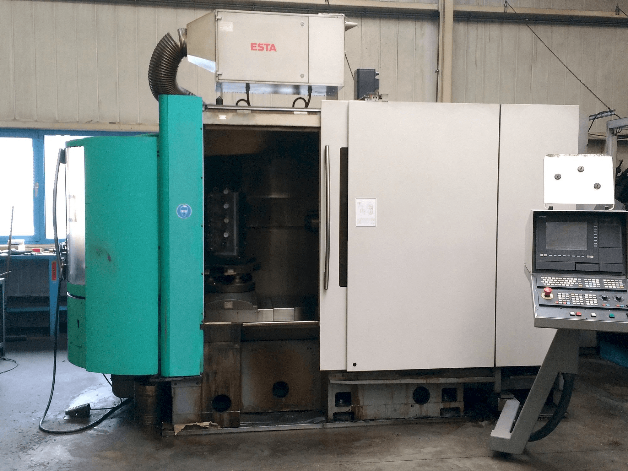 Čelní pohled na DECKEL MAHO DMC 60H stroj