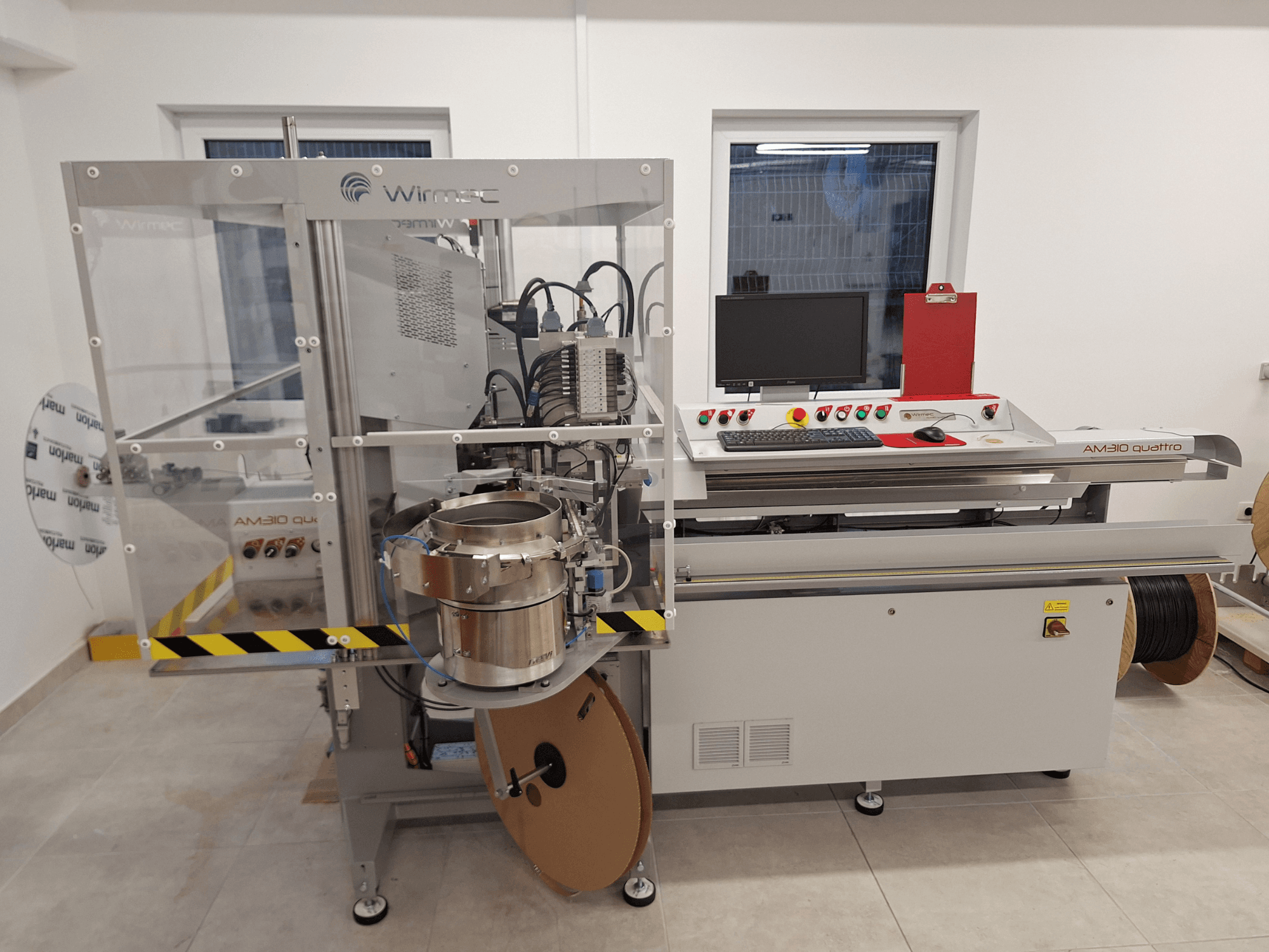 Obráběcí stroj WIRMEC AM310-117, pohled zepředu, s ovládacím panelem, počítačem a komponenty z nerezové oceli, umístěný v pracovním prostoru.