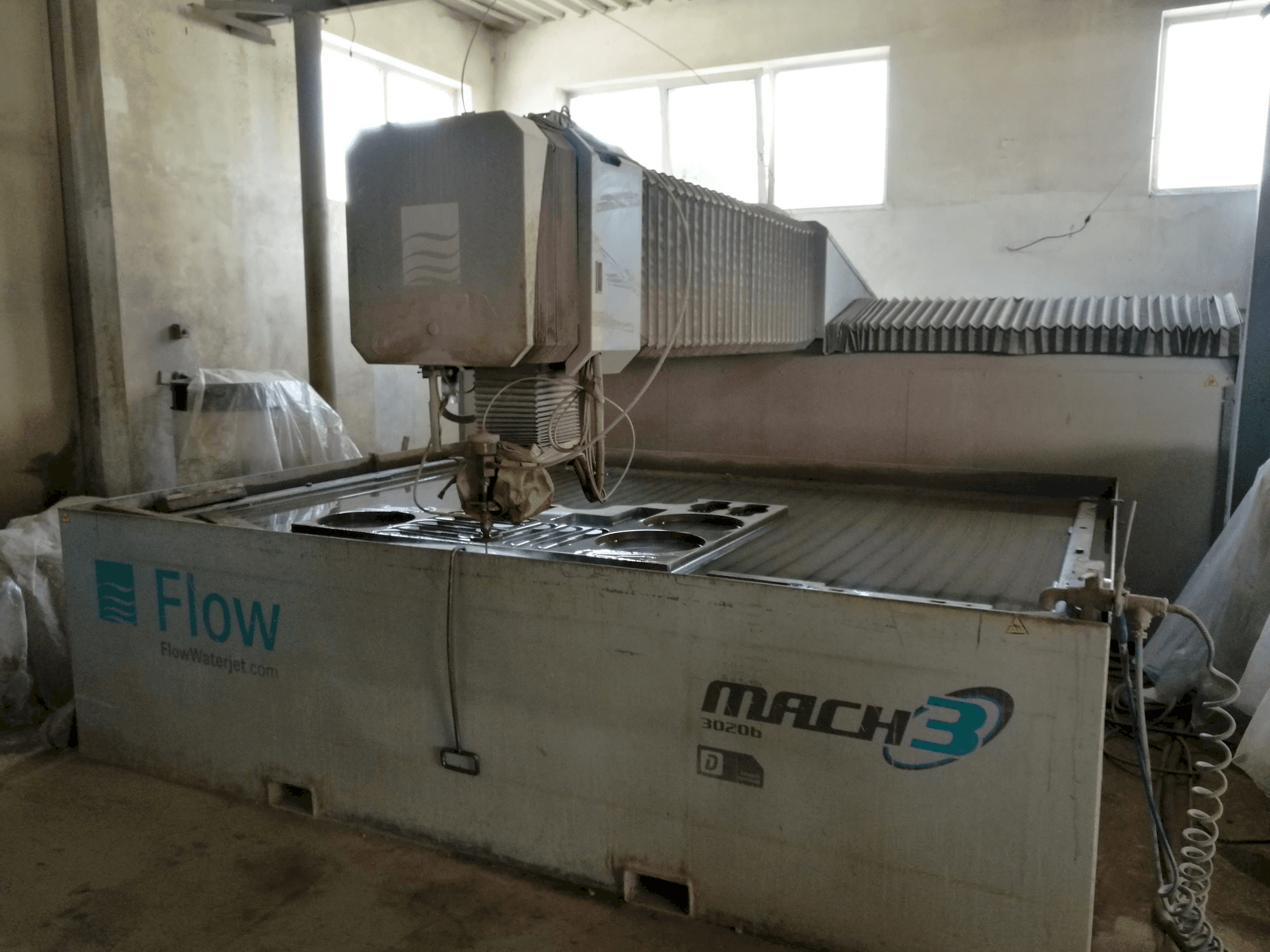 Čelní pohled na Flow Mach3-3020b stroj