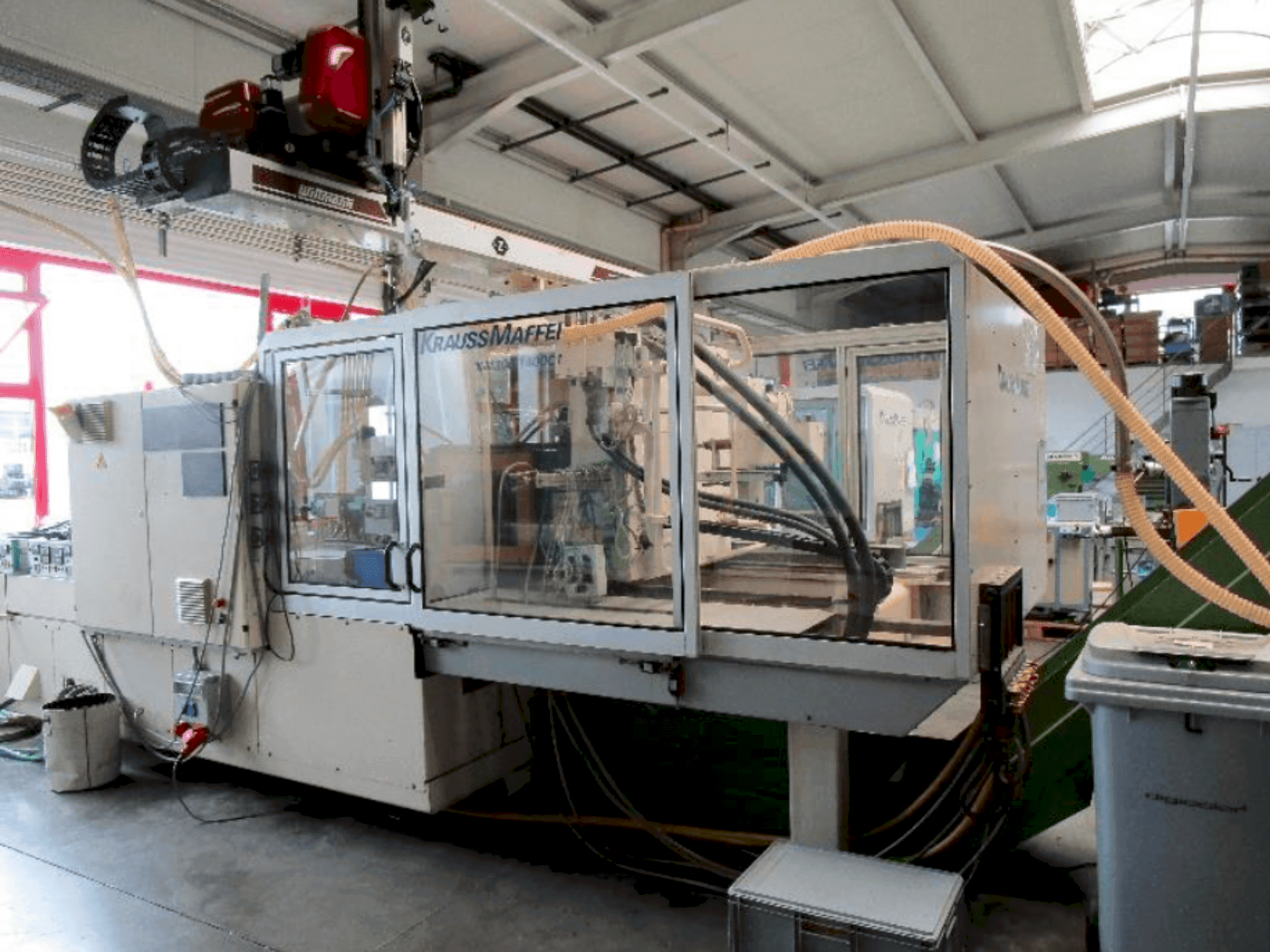 Čelní pohled na Krauss Maffei 300-1400 C1 stroj