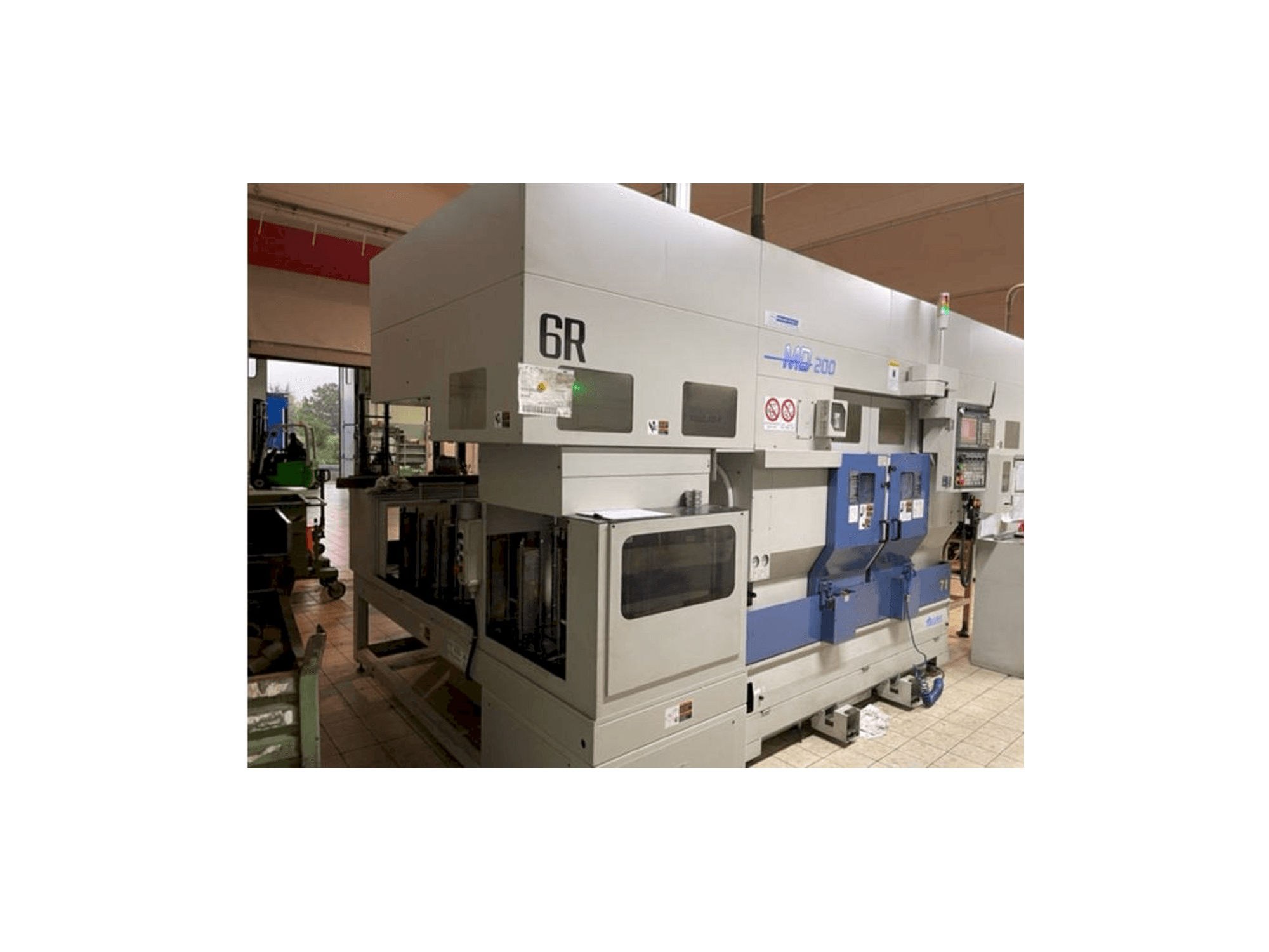 Čelní pohled na Muratec MD 200 stroj