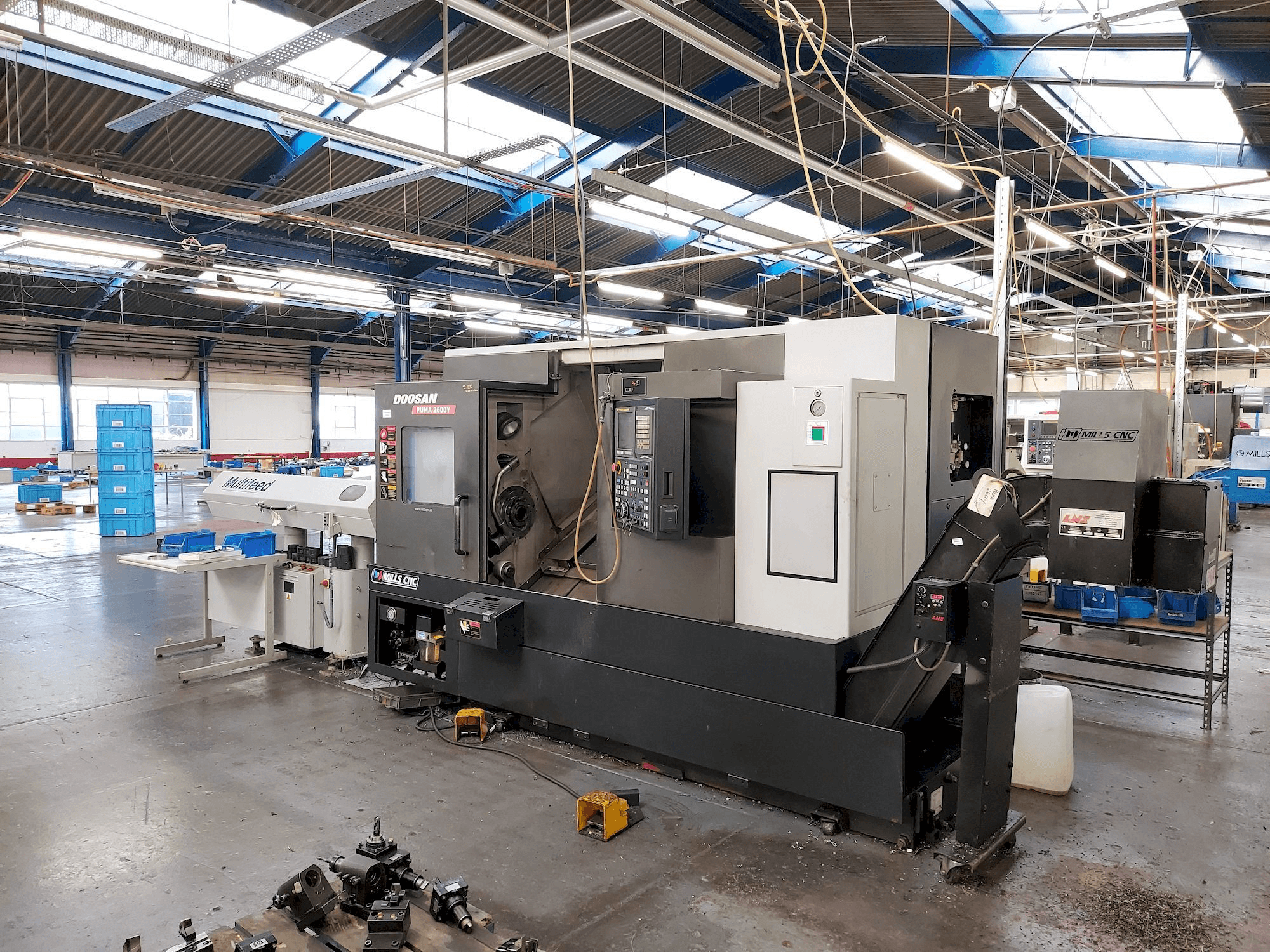 Čelní pohled na Doosan Puma 2600Y stroj