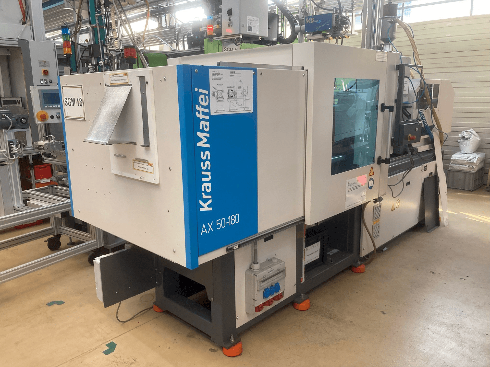 Levý boční pohled na Krauss Maffei AX 50-180 stroj