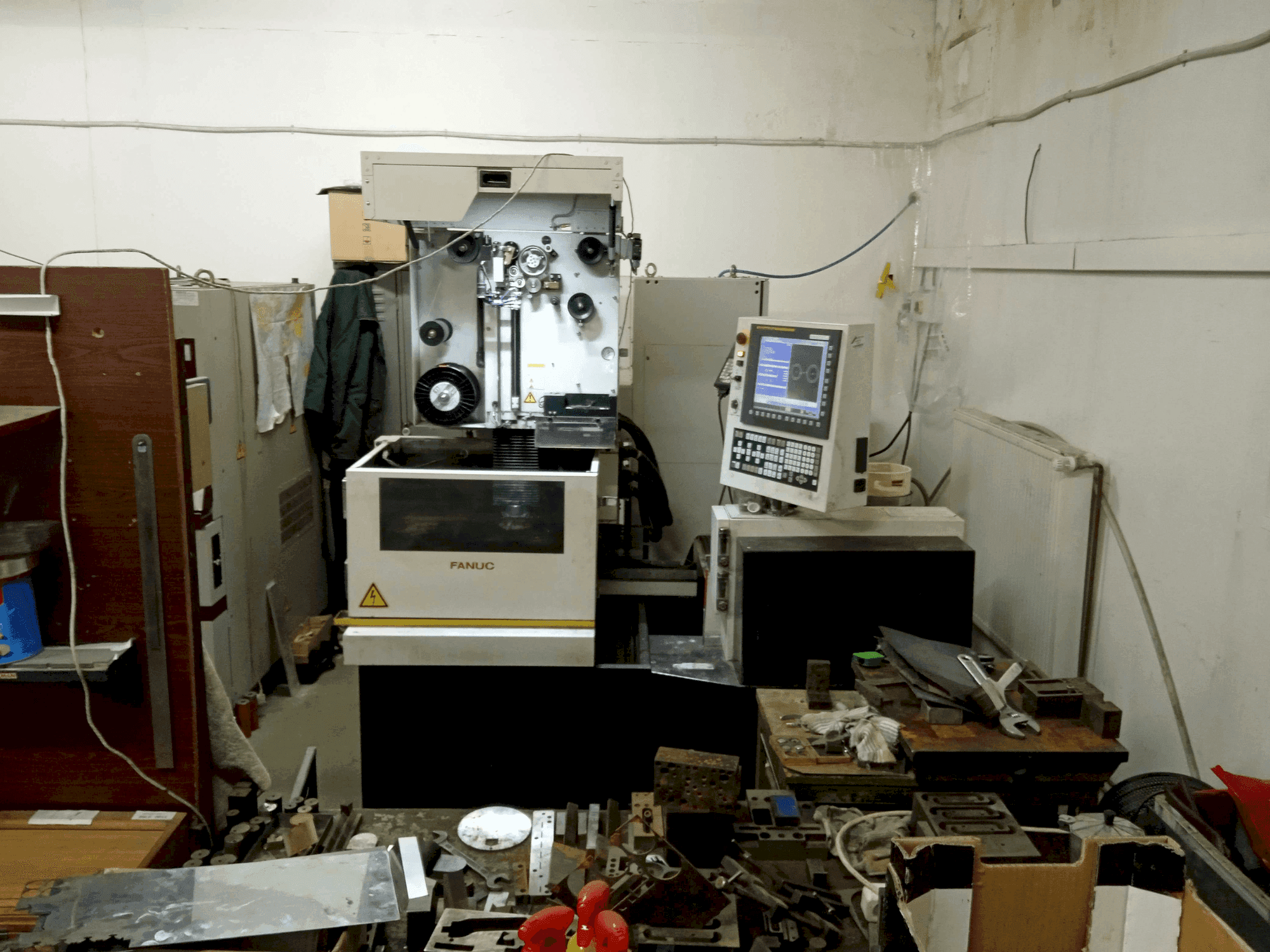 Čelní pohled na FANUC Robocut Alpha 0iE stroj