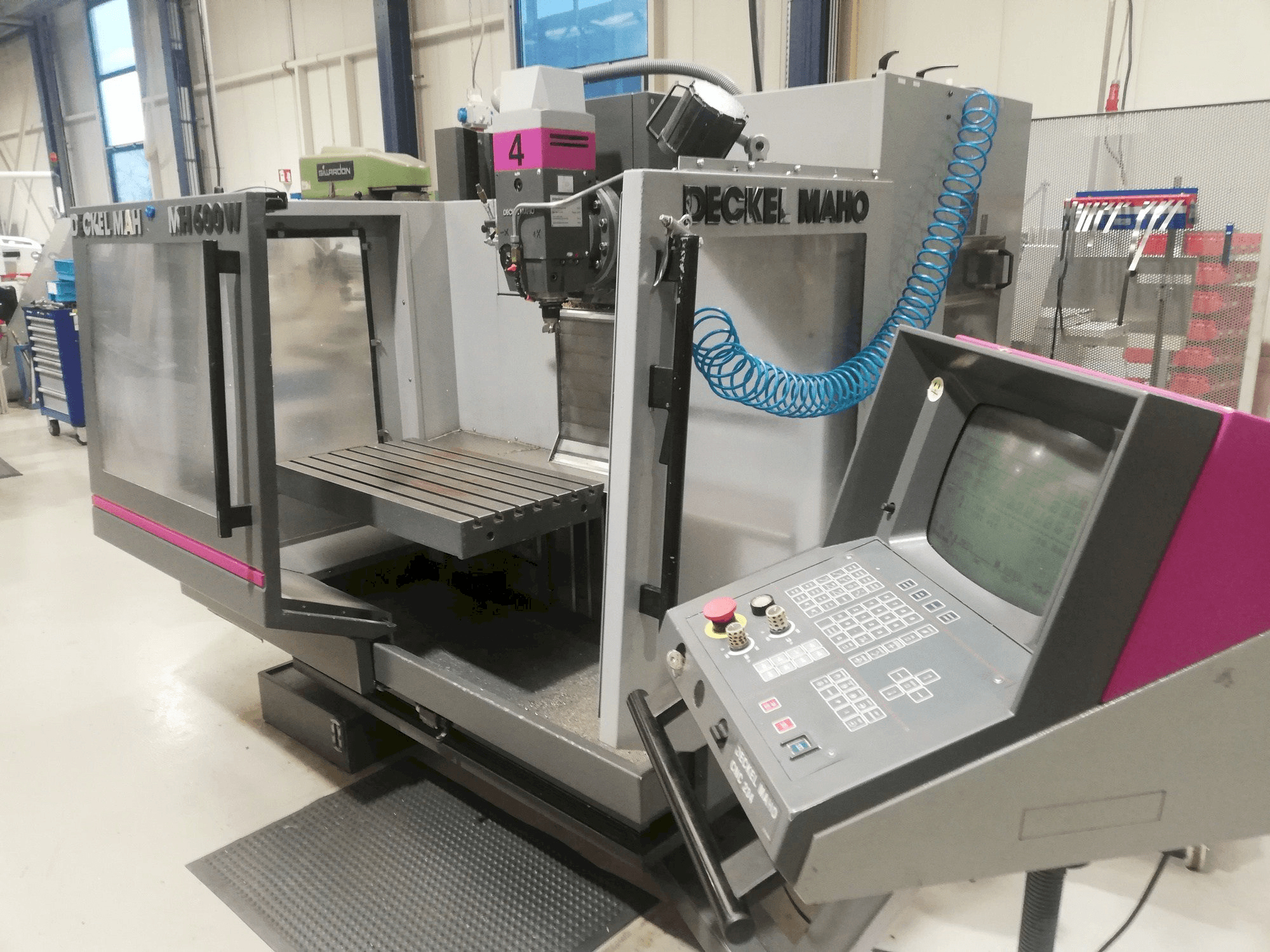 Čelní pohled na DECKEL MAHO MH 600W stroj