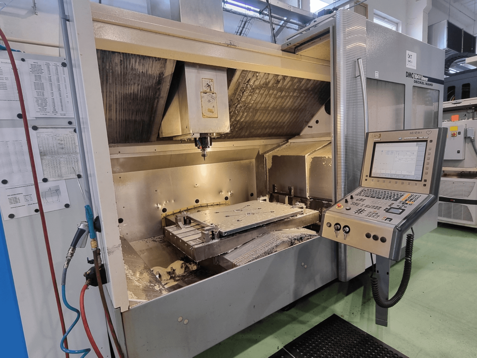 DMG DECKEL MAHO DMC 104V – lineární vertikální obráběcí centrum, pohled zepředu s viditelným ovládacím panelem a obráběcím prostorem.