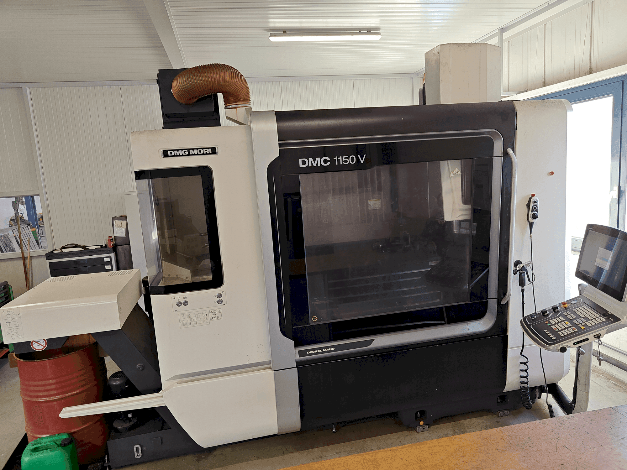 Čelní pohled na DMG MORI DMC 1150 V stroj