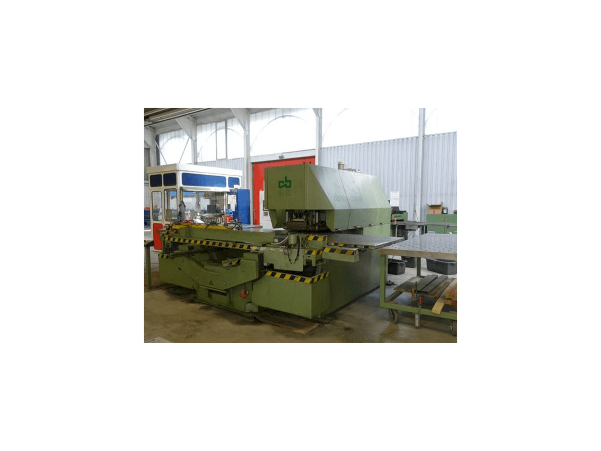 Čelní pohled na Behrens CB 25/1250 stroj