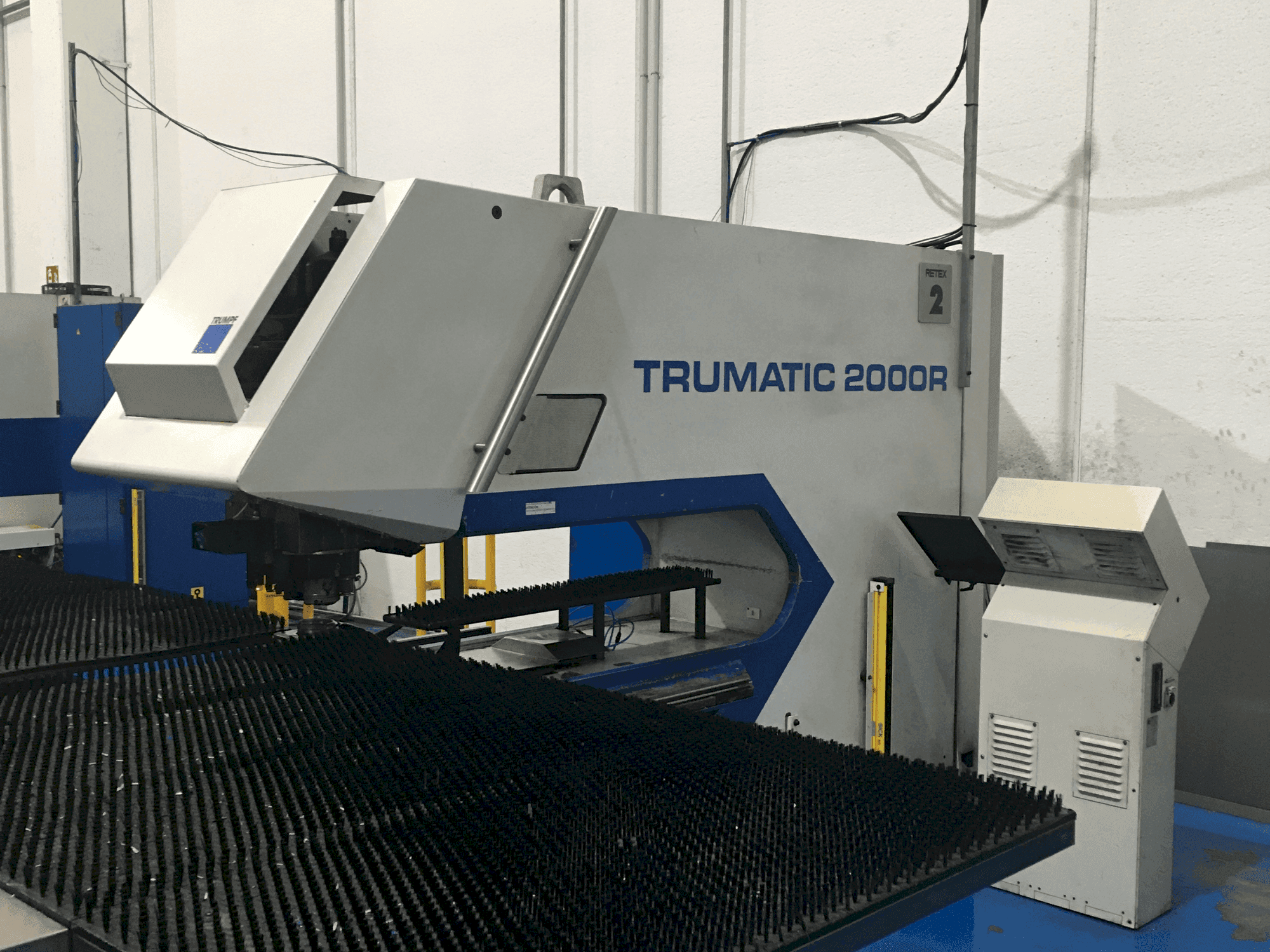 Čelní pohled na TRUMPF TC2000R stroj