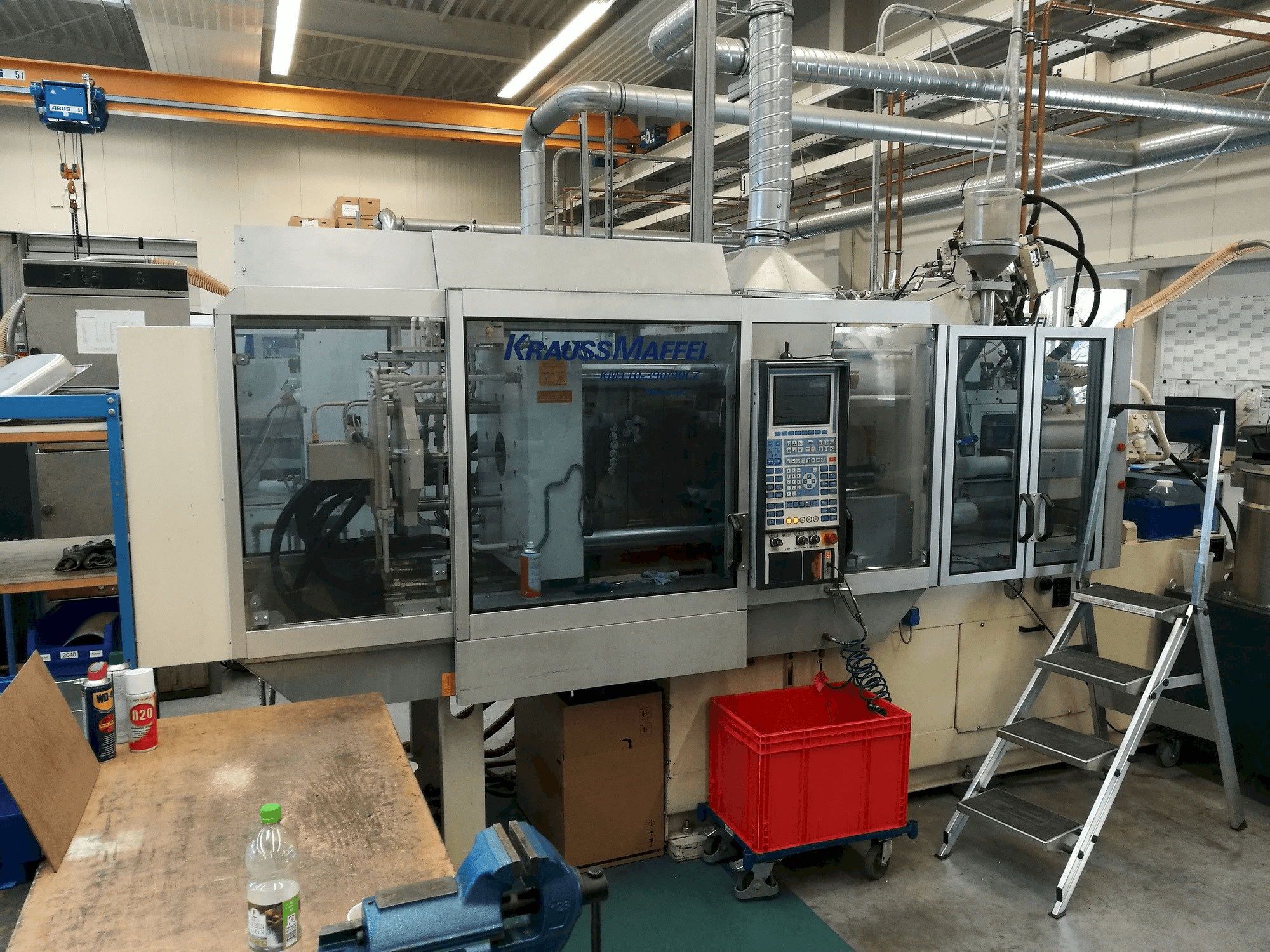 Čelní pohled na Krauss Maffei 110-390/90 CZ stroj