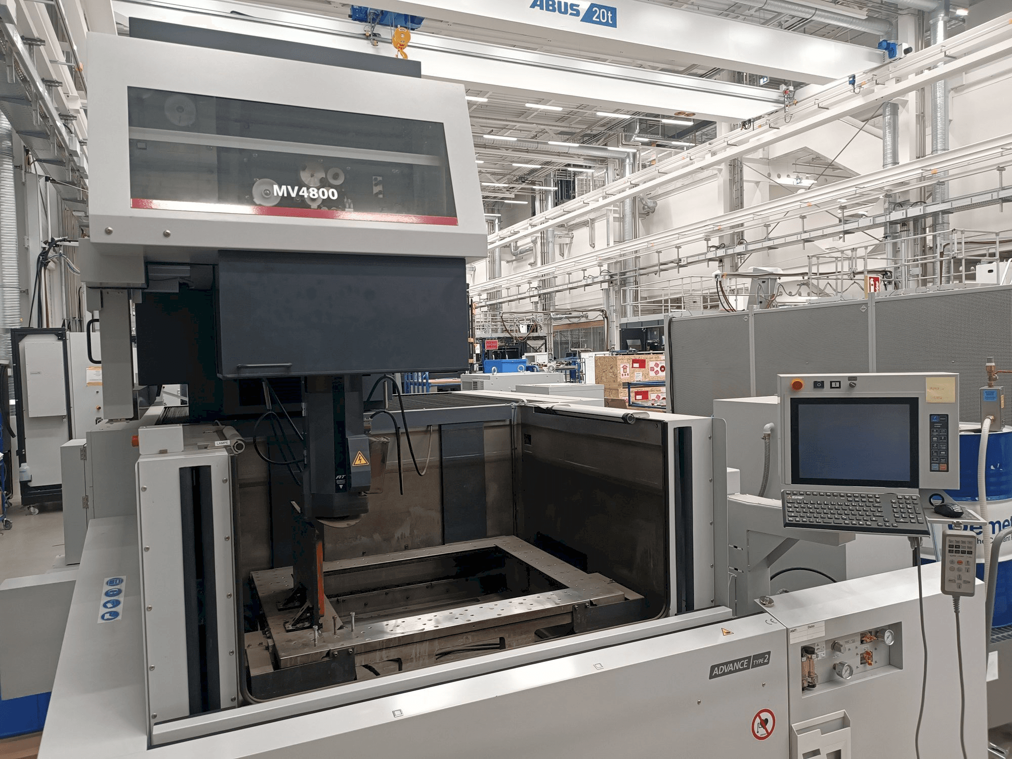 Čelní pohled na Mitsubishi MV4800 stroj