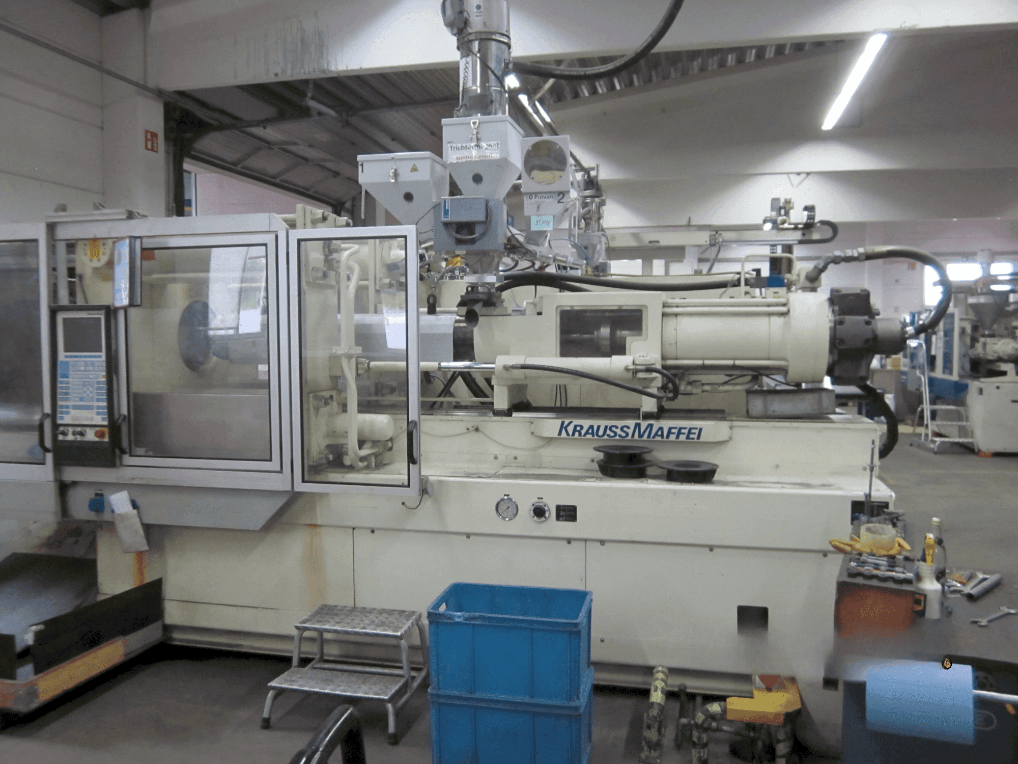 Čelní pohled na Krauss Maffei 350-1900 C1 stroj