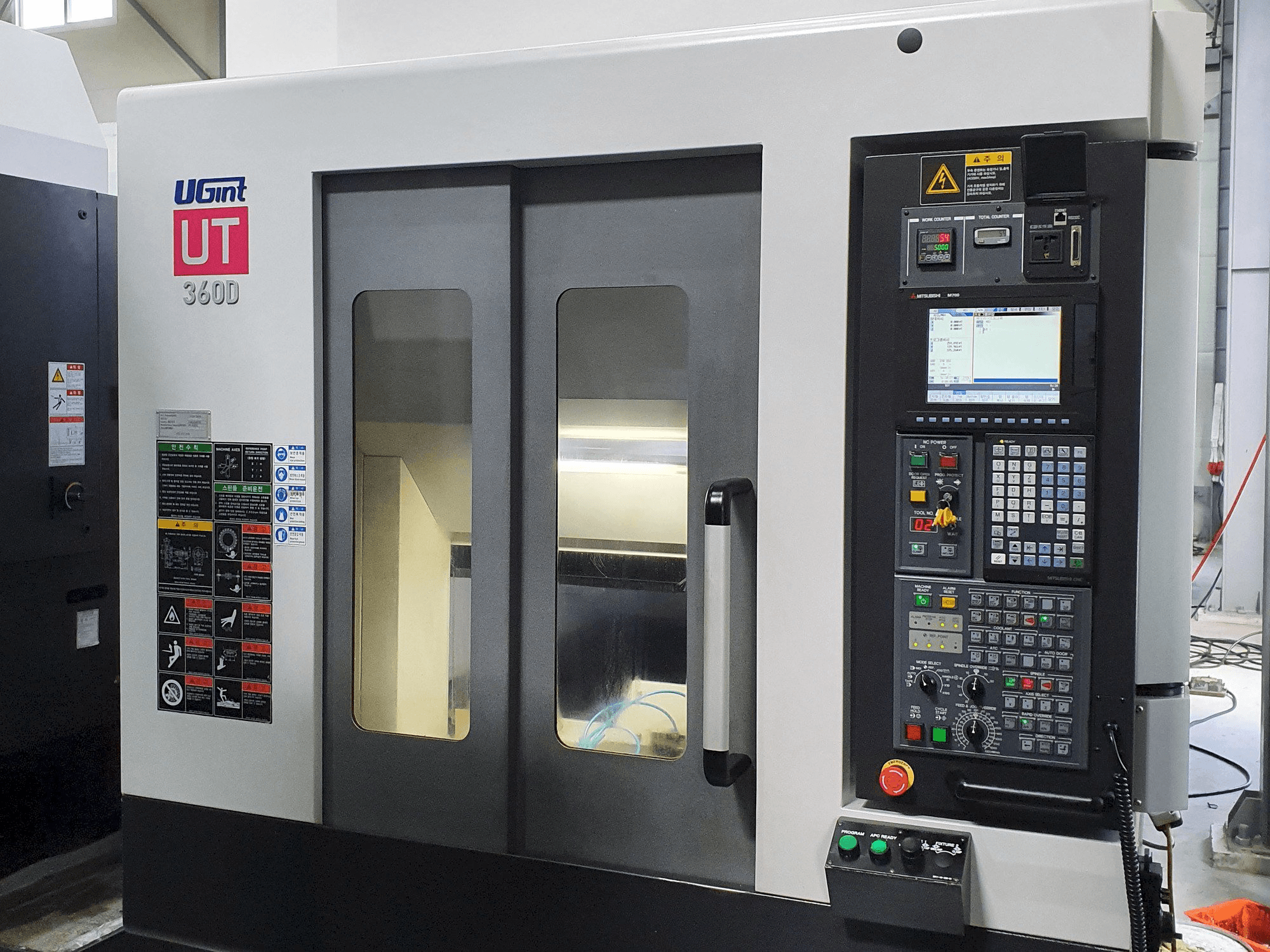 Čelní pohled na UGINT UT360D stroj