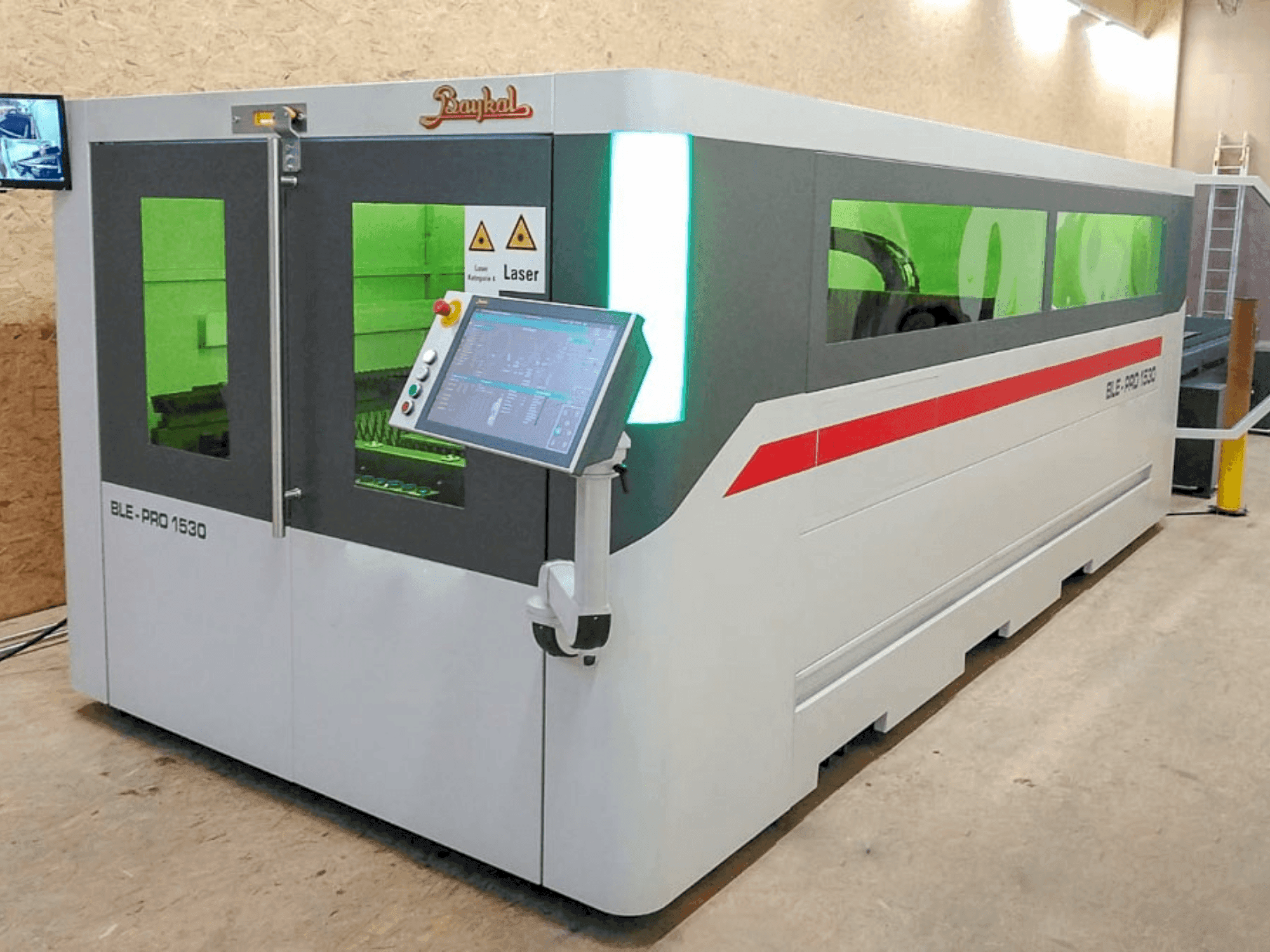 Čelní pohled na Baykal BLE PRO 1530 stroj