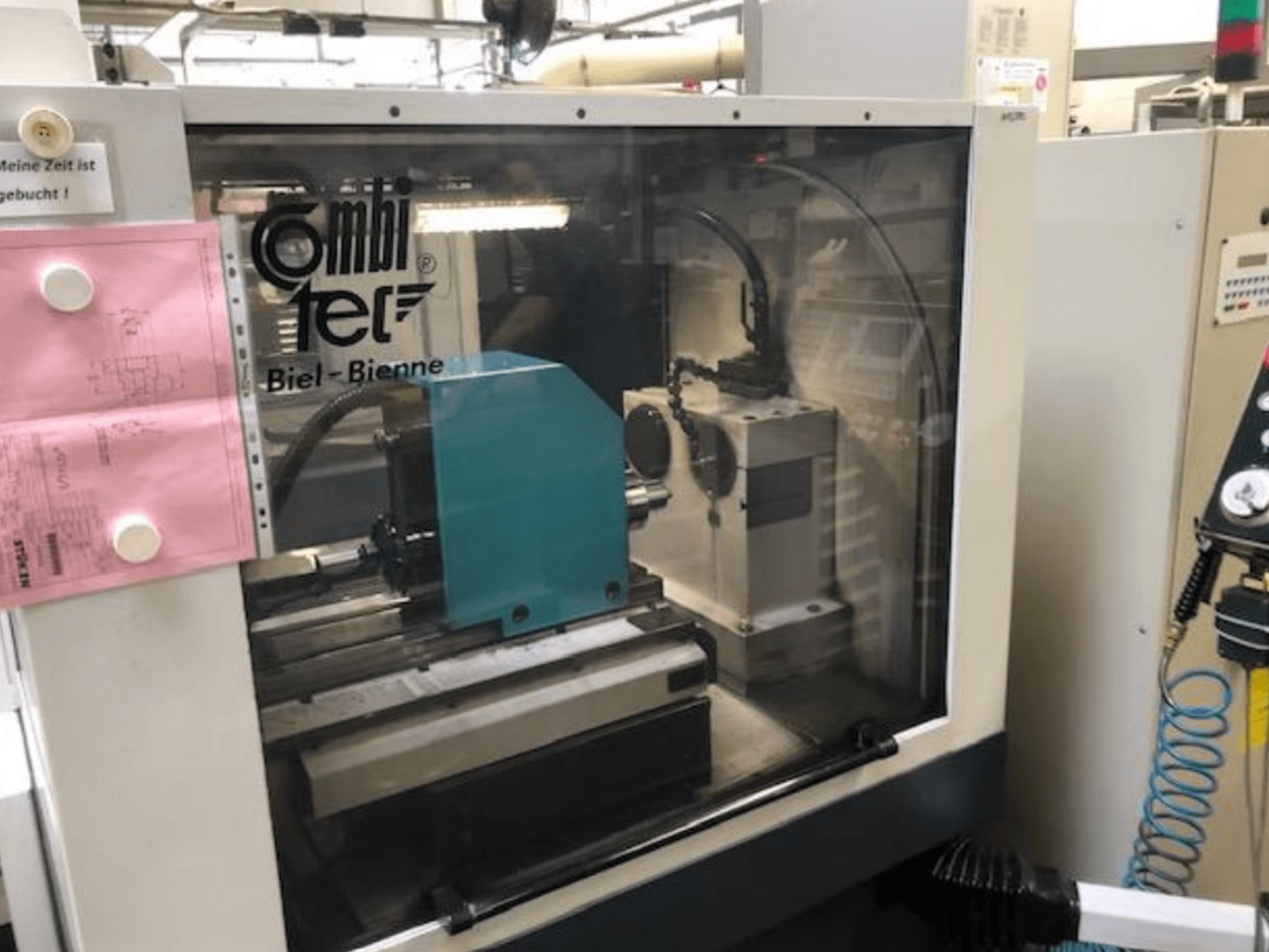 Bruska na kulato Combitec CT-450 při pohledu zepředu, s ovládacím panelem a provozním nastavením.