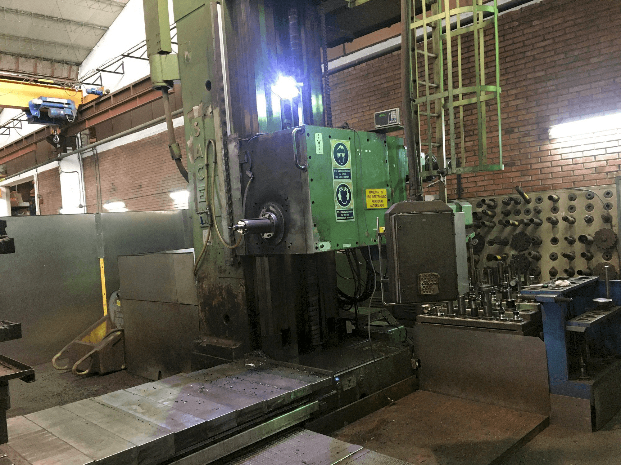 Čelní pohled na Sacem M.S.T 130 C/N stroj