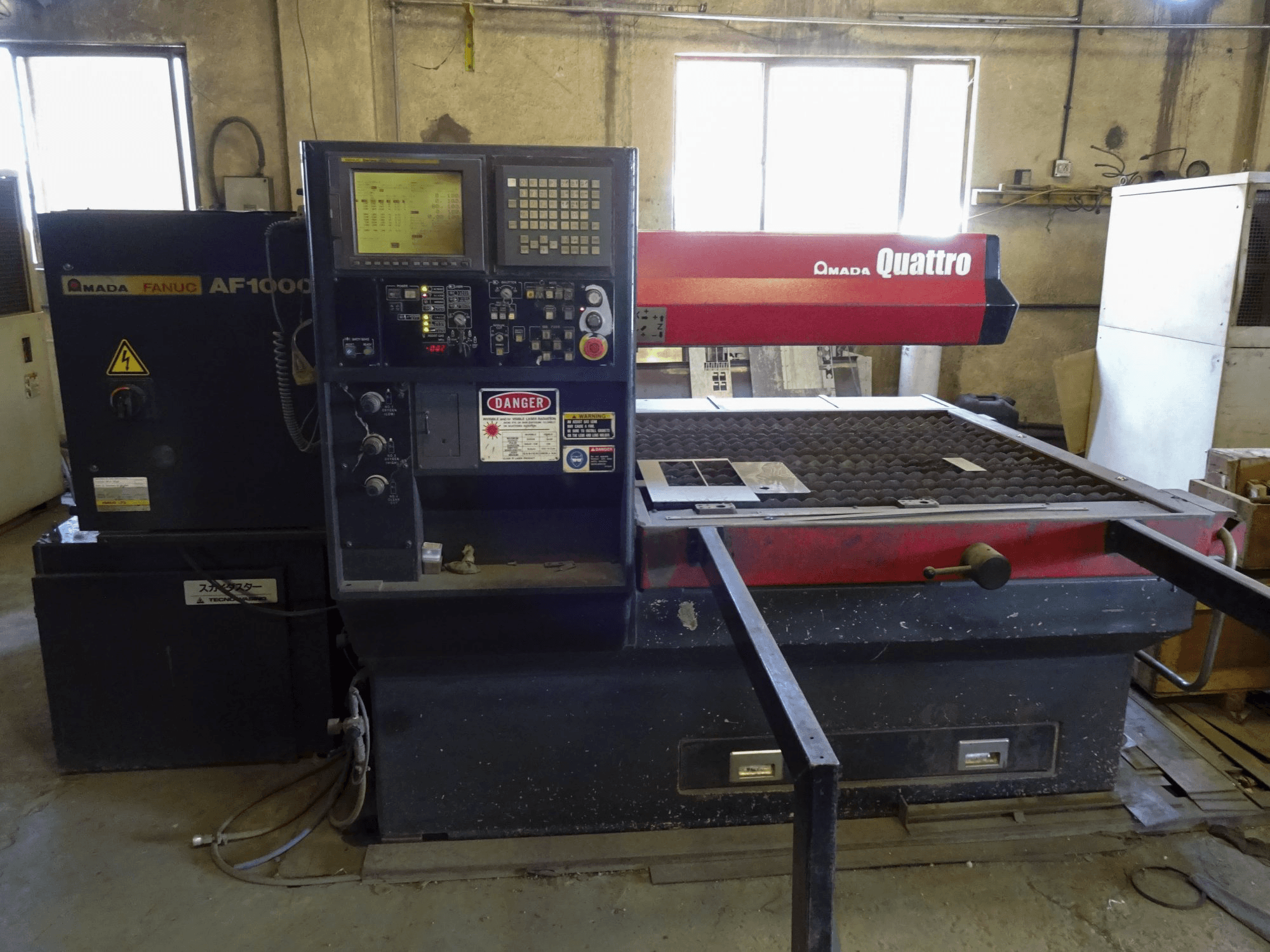 Čelní pohled 1 na AMADA Quattro AF1000E stroj