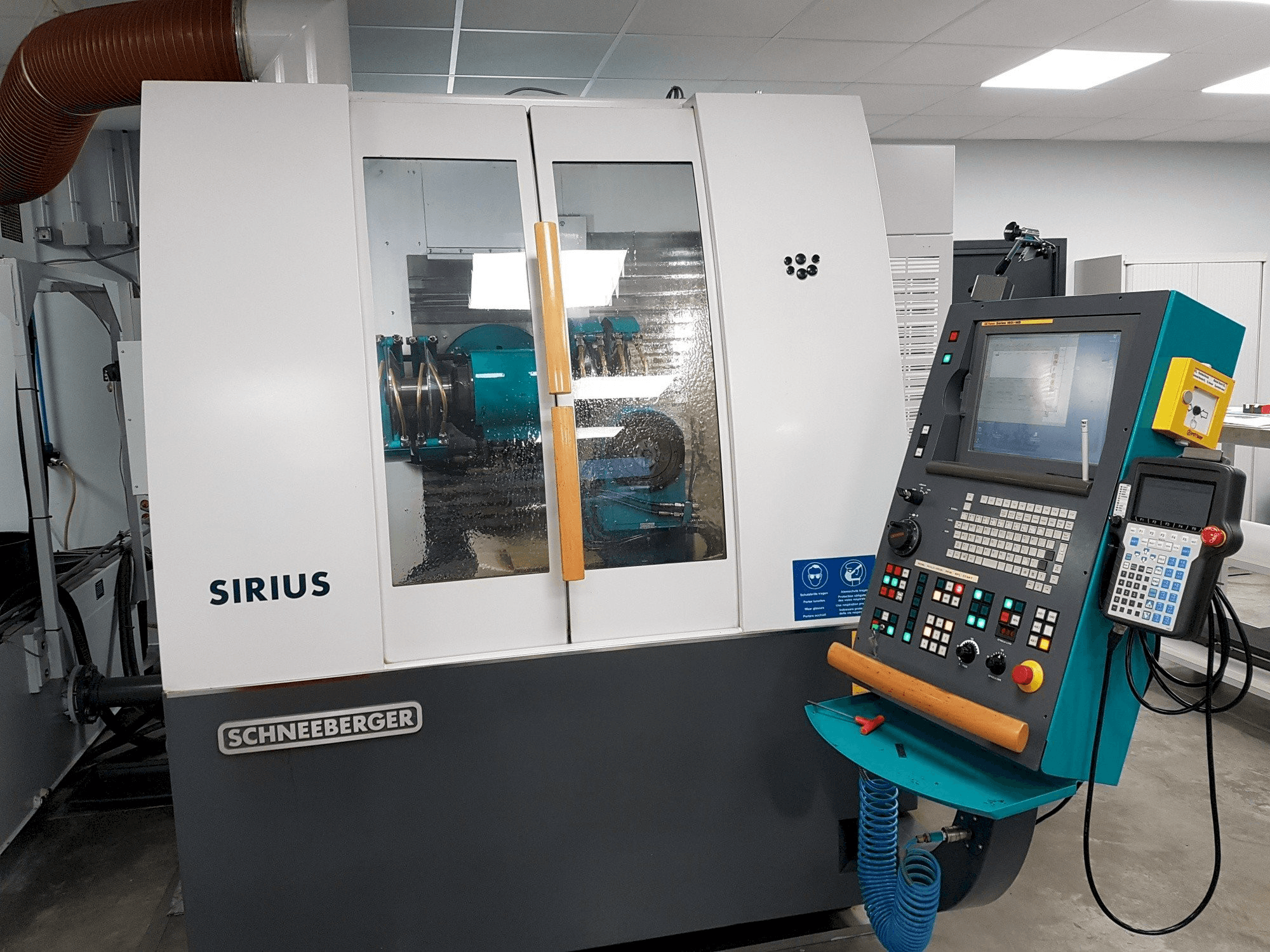 Čelní pohled na Schneeberger Sirius HPM stroj