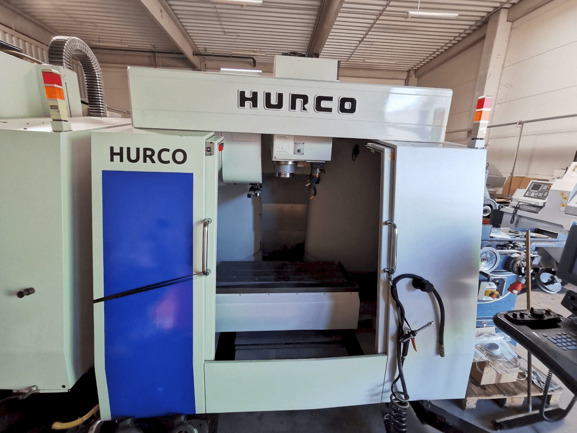 Čelní pohled na Hurco BMC 30 stroj