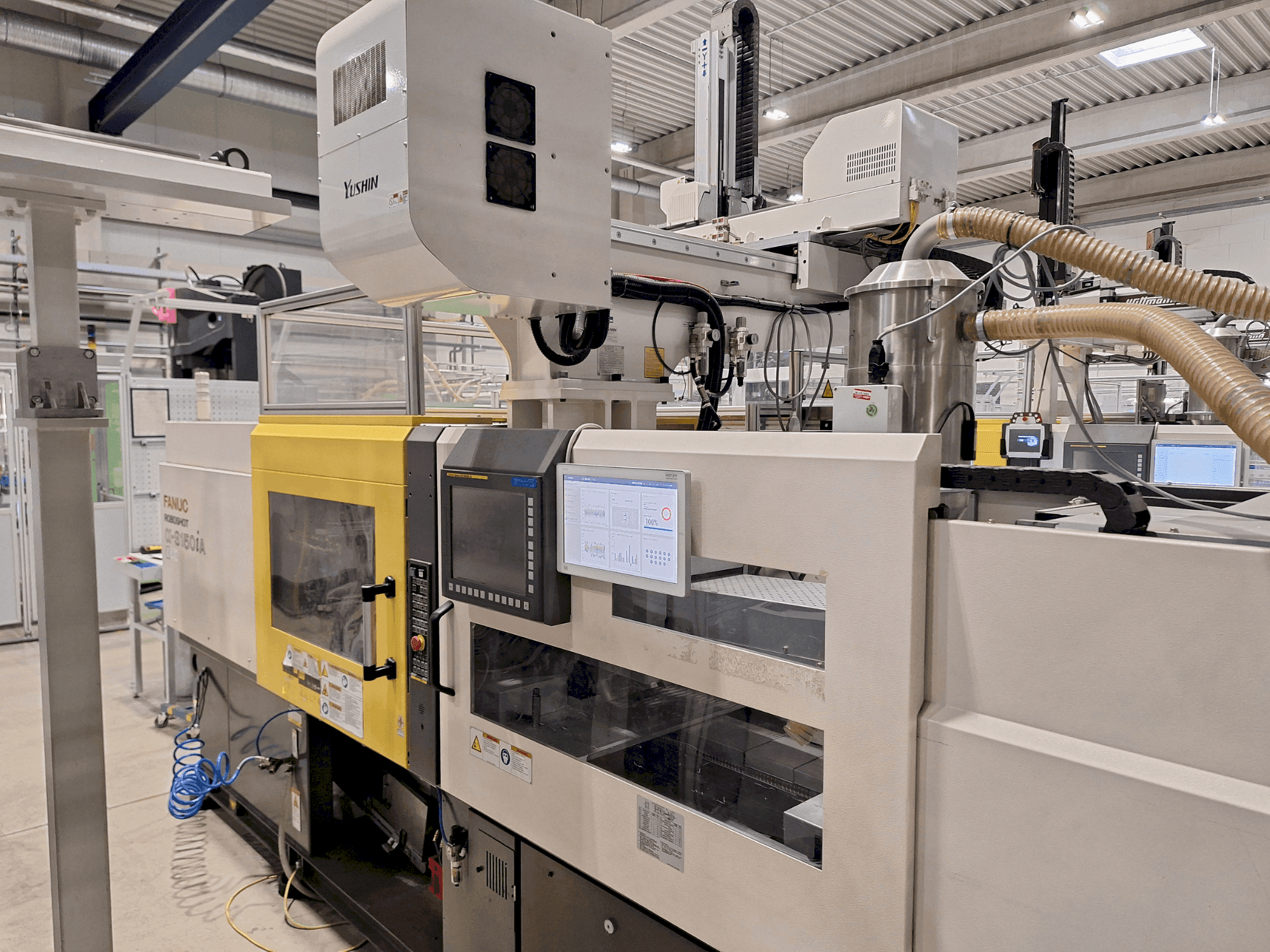 Čelní pohled na FANUC Roboshot S150iA stroj