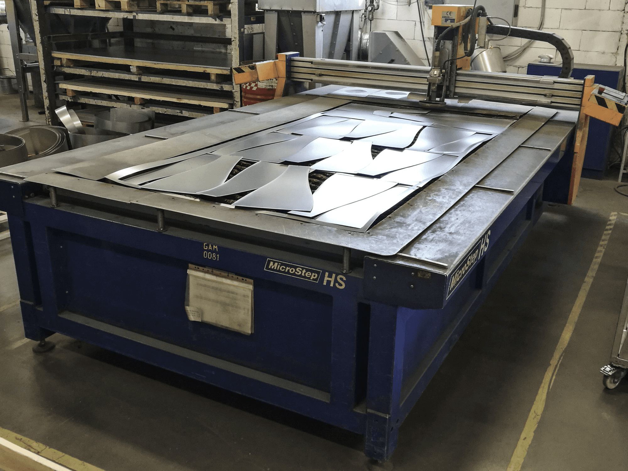 Pravý pohled na MicroStep HS 3001.15 stroj