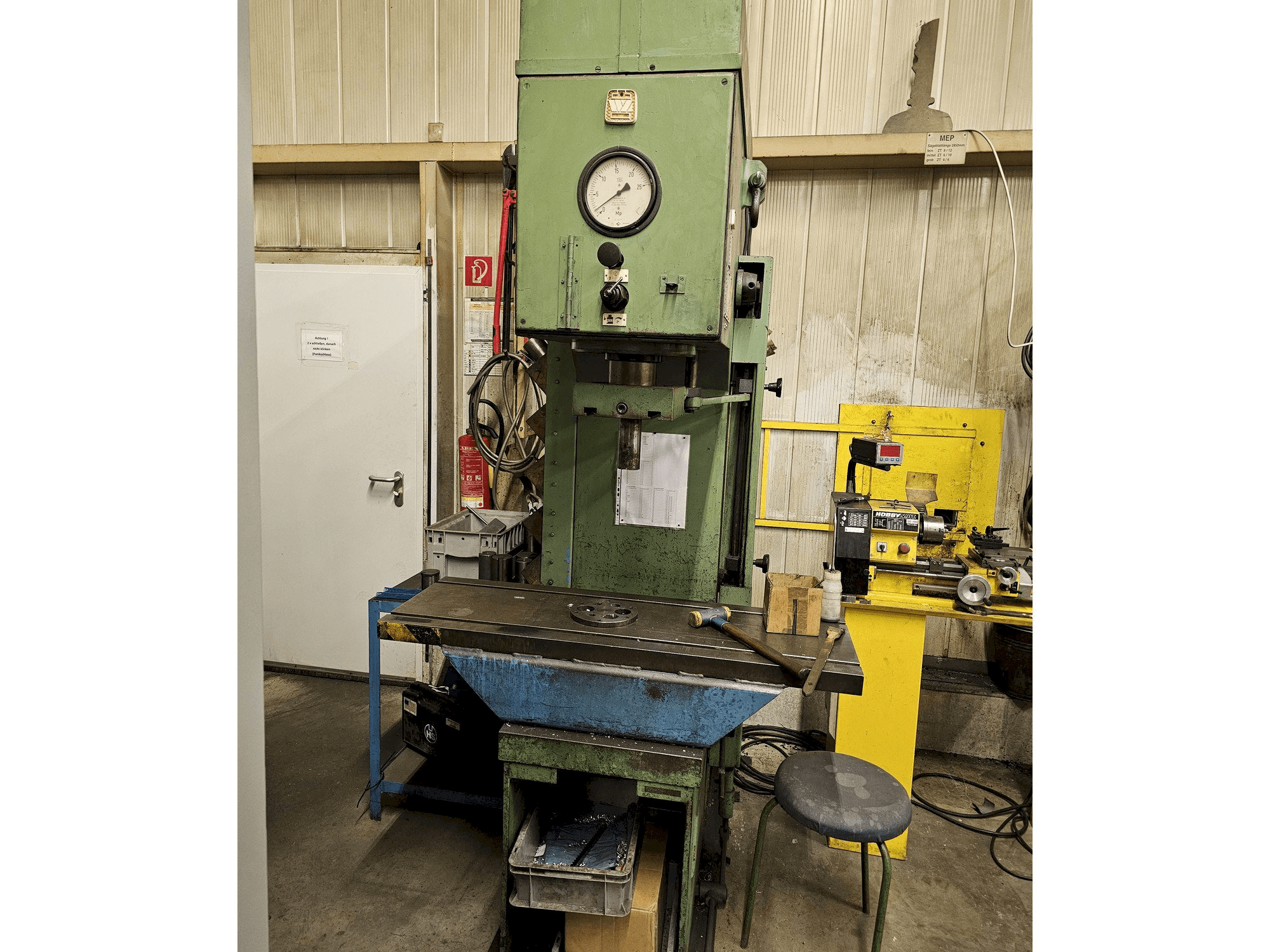 Čelní pohled na VEB PYE/25/1 stroj