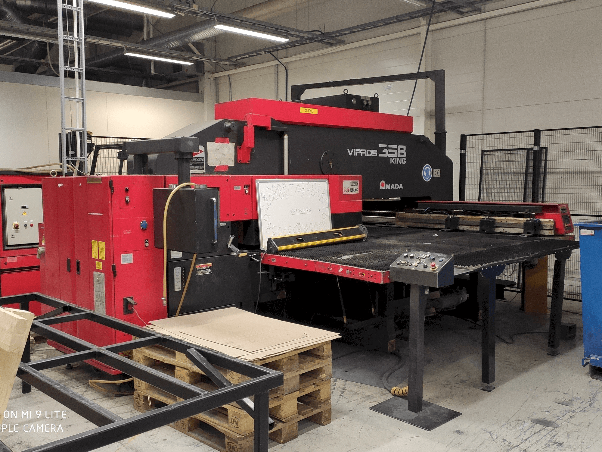 Čelní pohled na AMADA Vipros 358 King FS18 PC EMC stroj