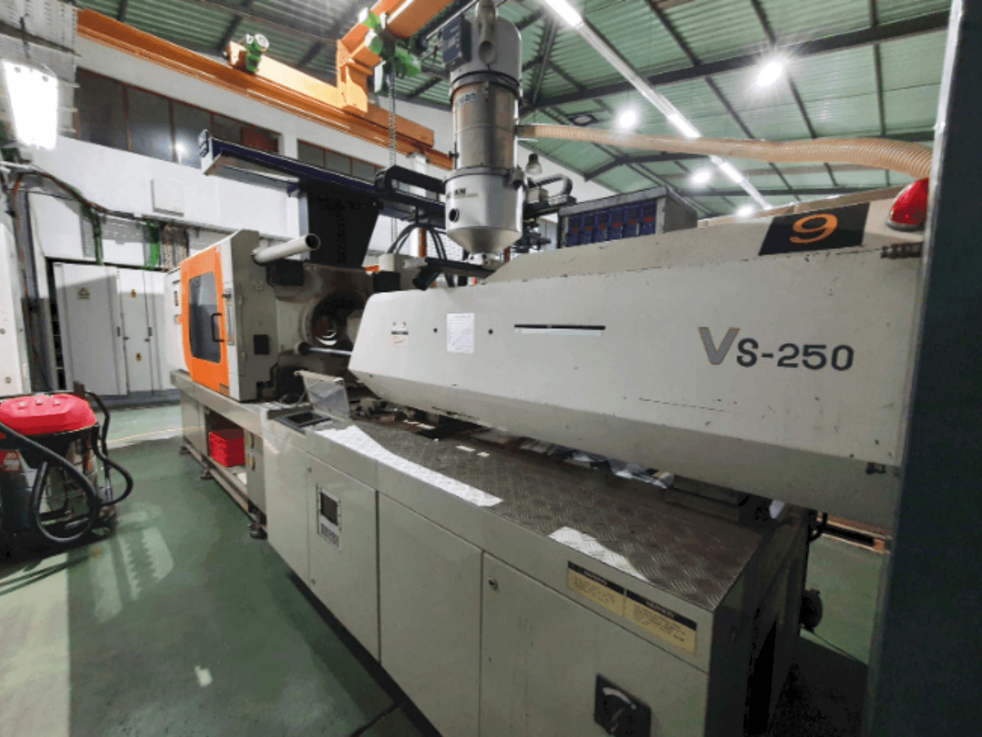 Čelní pohled na Victor VS-250 stroj